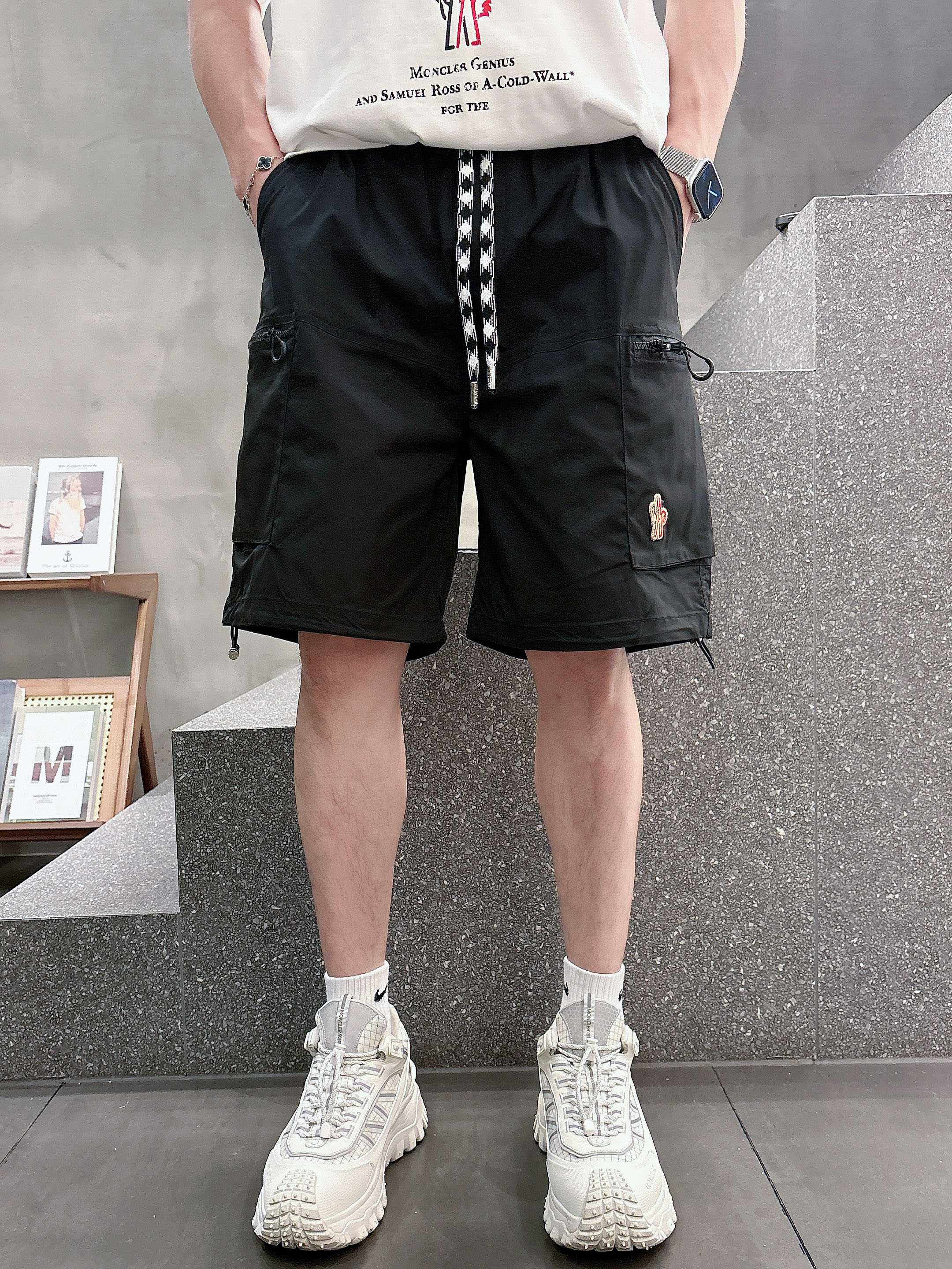 NO:431278,The three-standard 2025 summer new men's casual shorts, high-end custom fabric breathable fabric, extremely breathable elastic and comfortable, impeccable details, top-level auxiliary materials, original logo design concept, delicate and soft feel!  The upper body style is excellent!  Size M-XXXL order to report height and weight, Moncler, shorts, alexander wang19860909蒙口 三标齐全 2025夏季新款男士休闲短裤,高级定制面料透气面料 透气弹力舒适度极高,细节无可挑剔,顶级辅料配备,原版logo设计理念,手感细腻柔软！上身版型超赞！尺码M-XXXL下单报身高体重,,Moncler,shorts,alexander wang,Men's clothing