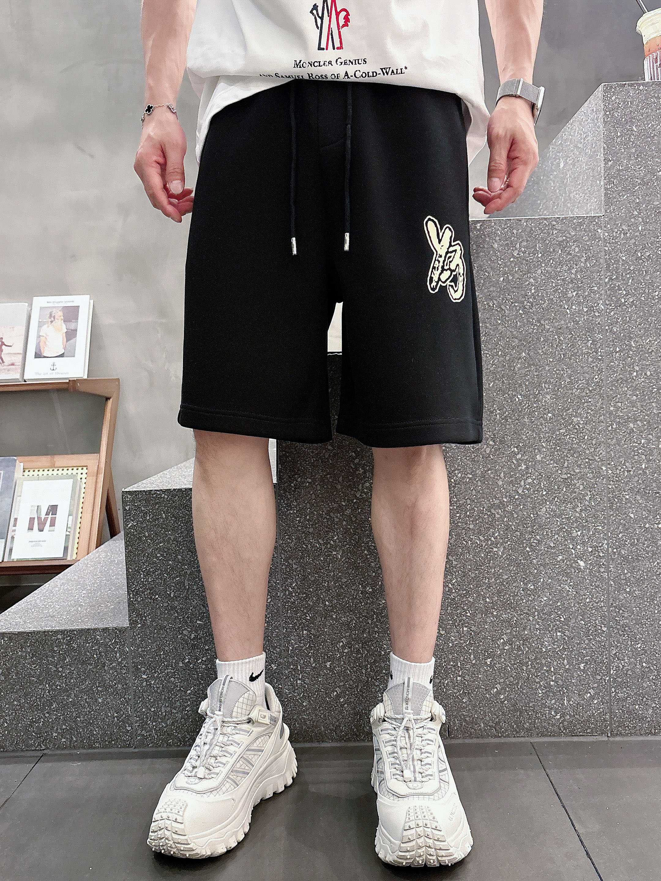 NO:431311,Y3 has complete three standards. The new 2025 summer casual shorts, high-end custom fabric breathable fabric, extremely breathable, elastic and comfortable, impeccable details, top-level auxiliary materials, original logo design concept, delicate and soft feel!  The upper body style is excellent!  Size M-XXXL order to report height and weight, shorts, alexander wang19860909Y3 三标齐全 2025夏季新款男士休闲短裤,高级定制面料透气面料 透气弹力舒适度极高,细节无可挑剔,顶级辅料配备,原版logo设计理念,手感细腻柔软！上身版型超赞！尺码M-XXXL下单报身高体重,,shorts,alexander wang,Men's clothing