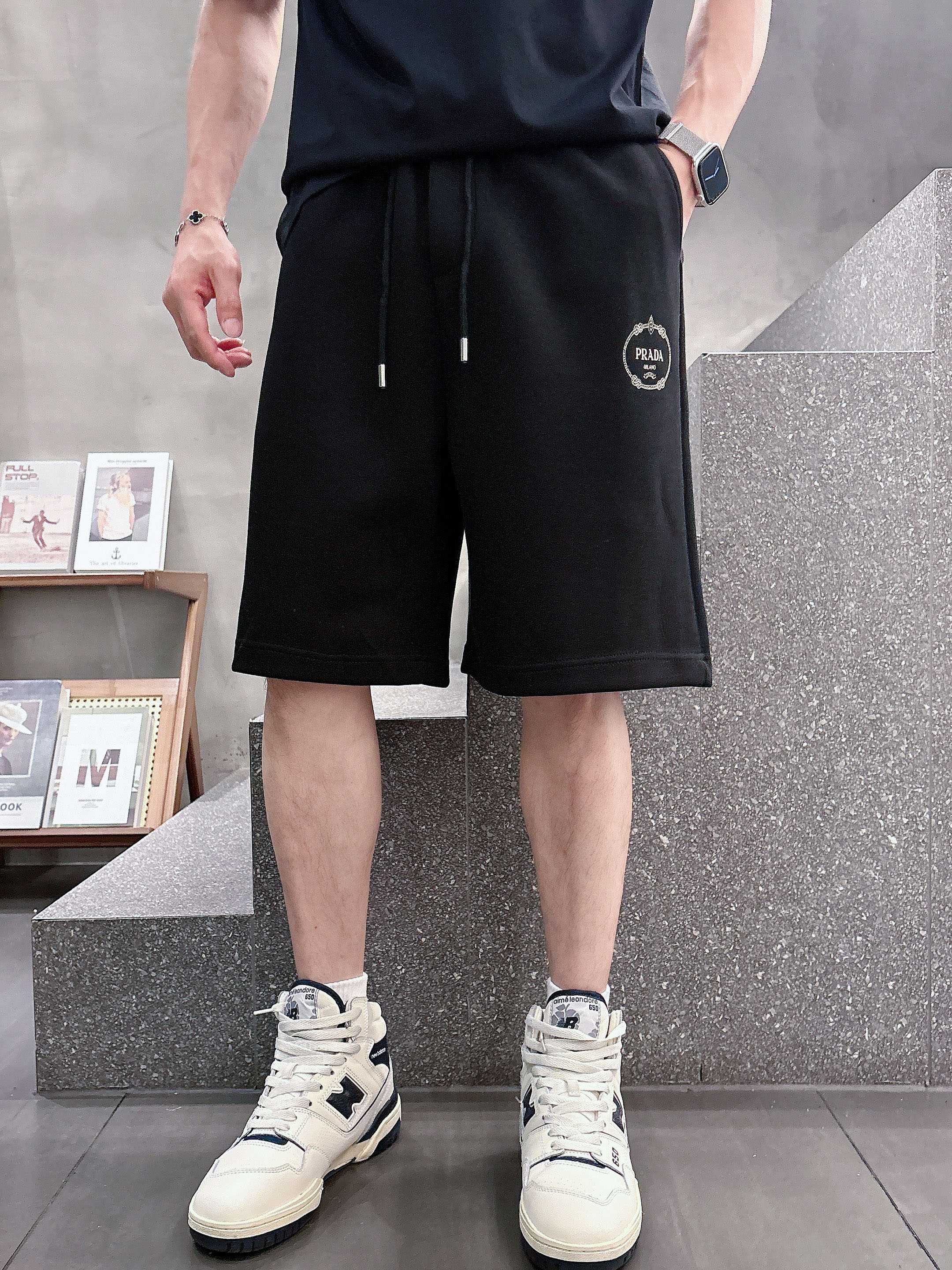 NO:431316,Prada has complete three standards. 2025 summer new men's casual shorts, high-end custom fabric breathable fabric, extremely breathable, elastic and comfortable, impeccable details, top-level auxiliary materials, original logo design concept, delicate and soft feel!  The upper body style is excellent!  Size M-XXXL order to report height and weight, prada, shorts, alexander wang19860909普拉达 三标齐全 2025夏季新款男士休闲短裤,高级定制面料透气面料 透气弹力舒适度极高,细节无可挑剔,顶级辅料配备,原版logo设计理念,手感细腻柔软！上身版型超赞！尺码M-XXXL下单报身高体重,,prada,shorts,alexander wang,Men's clothing