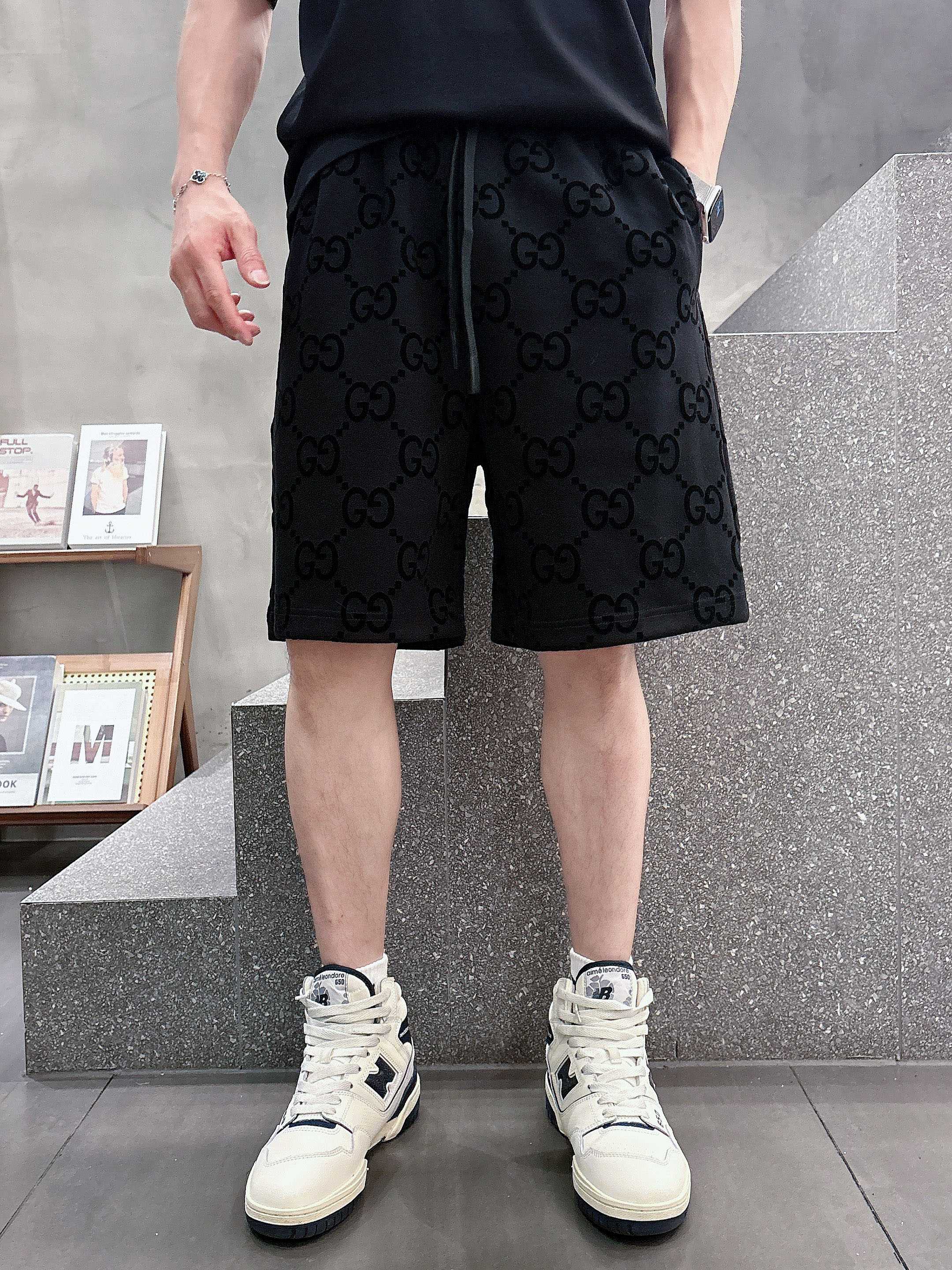 NO:431284,Guqi, complete three standards, 2025 summer new men's casual shorts, high-end custom fabric, breathable fabric, extremely breathable, elastic and comfortable, impeccable details, top-level auxiliary materials, original logo design concept, delicate and soft feel!  The upper body style is excellent!  Size M-XXXL order to report height and weight, shorts, alexander wang19860909古奇 三标齐全 2025夏季新款男士休闲短裤,高级定制面料透气面料 透气弹力舒适度极高,细节无可挑剔,顶级辅料配备,原版logo设计理念,手感细腻柔软！上身版型超赞！尺码M-XXXL下单报身高体重,,shorts,alexander wang,Men's clothing