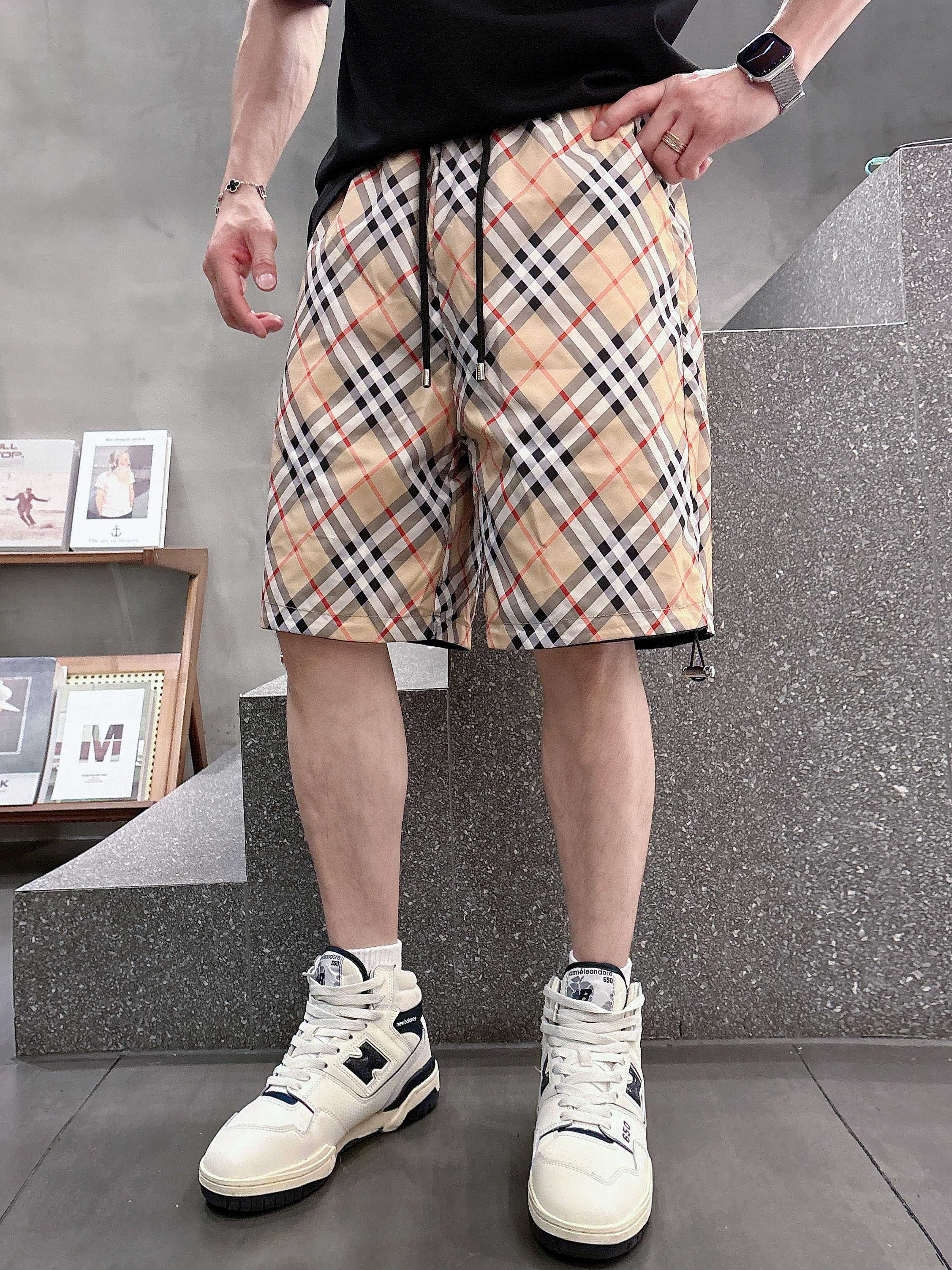 NO:431290,Burberry has complete three standards. The new 2025 summer new men's casual double-sided shorts, high-end customized fabric breathable fabric, extremely breathable, elastic and comfortable, impeccable details, top-level auxiliary materials, original logo design concept, delicate and soft feel!  The upper body style is excellent!  Size M-XXXL order to report height and weight, burberry, shorts, alexander wang19860909巴宝莉 三标齐全 2025夏季新款男士休闲双面穿短裤,高级定制面料透气面料 透气弹力舒适度极高,细节无可挑剔,顶级辅料配备,原版logo设计理念,手感细腻柔软！上身版型超赞！尺码M-XXXL下单报身高体重,,burberry,shorts,alexander wang,Men's clothing