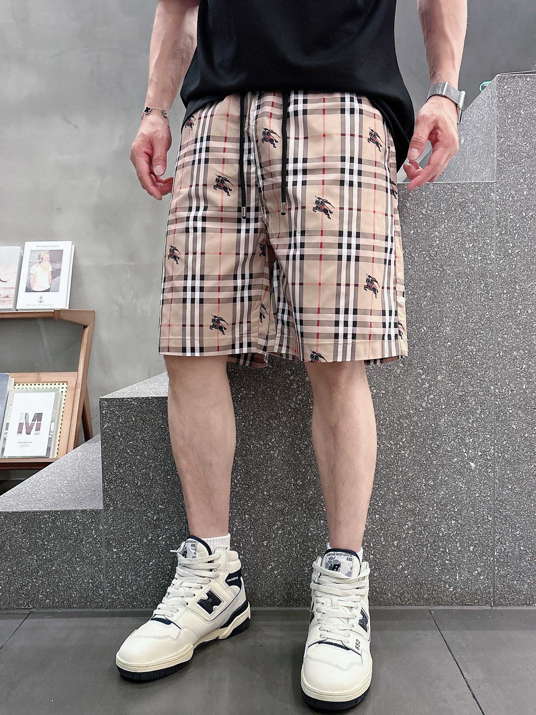 NO:431323,Burberry has complete three standards. 2025 summer new men's casual shorts, high-end custom fabric breathable fabric, extremely breathable, elastic and comfortable, impeccable details, top-level auxiliary materials, original logo design concept, delicate and soft feel!  The upper body style is excellent!  Size M-XXXL order to report height and weight, burberry, shorts, alexander wang19860909巴宝莉 三标齐全 2025夏季新款男士休闲短裤,高级定制面料透气面料 透气弹力舒适度极高,细节无可挑剔,顶级辅料配备,原版logo设计理念,手感细腻柔软！上身版型超赞！尺码M-XXXL下单报身高体重,,burberry,shorts,alexander wang,Men's clothing