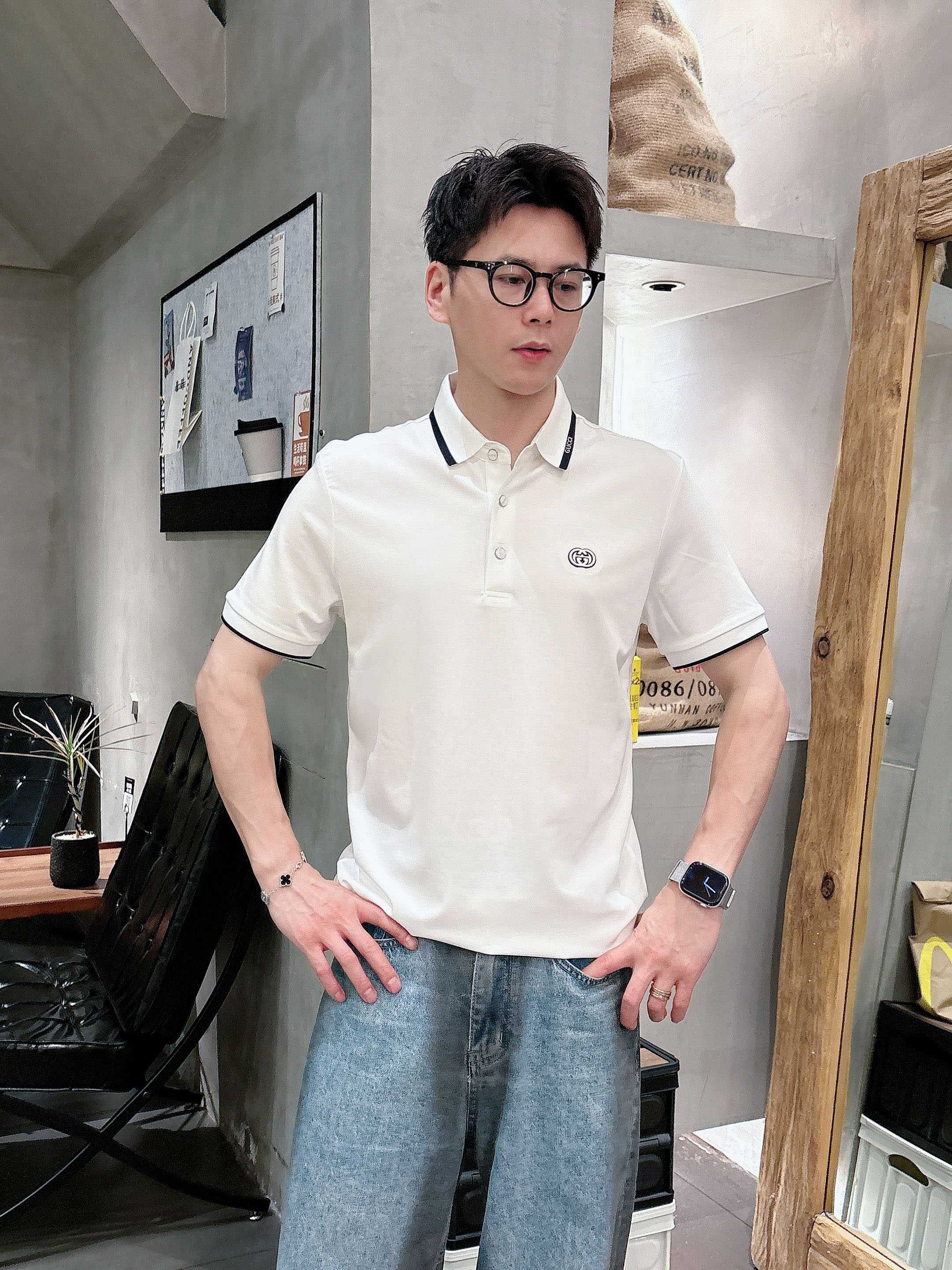 NO:431306,Guqi 2025ss summer new letter logo men's lapel Polo shirt!  Classic business men's style, high-end men's style at the ceiling level of business men's style!  Simple, fashionable and elegant, single-wearing inner wear is decent, quality control/detail control takes away, low-key, luxurious and connotative!  Customer-supplied fixed mesh flooring cotton cloth is carefully made, the surface of the fabric is evenly arranged and neatly arranged, with excellent breathability and heat dissipation and sweat resistance, and the comfort level of the upper body is completely better than that of ordinary single-sided sweat cloth tissue!  The classic brand LOGO logo on the chest is created with top-level craftsmanship. The LOGO has three-dimensional, clear and full texture, and is an extraordinary product in the classic field whether it is inner wear or single wear!  The exquisite cutting process, the processing of every detail is very standard and delicate, and it is comparable to that of ordinary LOW products on the market. Men must enter the basic versatile Polo shirts!  Multi-color Size M-4xl, alexander wang19860909古奇 2025ss夏季新款字母logo男士翻领Polo衫！经典商务男款,高端男装的天花板级别的商务男款！简约时尚大气不失优雅,单穿内搭体面过人,品质控/细节控的闭眼带走,低调又奢华有内涵！ 客供定织网眼珠地棉布精心制成,面料表面排列均匀整齐的网眼纹理,透气性和散热排汗性极佳,上身舒适程度完全优于普通单面汗布组织！胸前经典的品牌LOGO标识,采用顶级工艺打造,LOGO立体清晰饱满,质感非凡的特质,无论是内搭还是单穿都是一款经典领域的产品！精妙绝伦的裁剪工艺,每一个细节处理的非常标准细腻,非市面一般LOW货可以媲美的,男士必入基础百搭款Polo衫推荐！ 颜色多颜色 尺码M-4xl,,alexander wang,Men's clothing