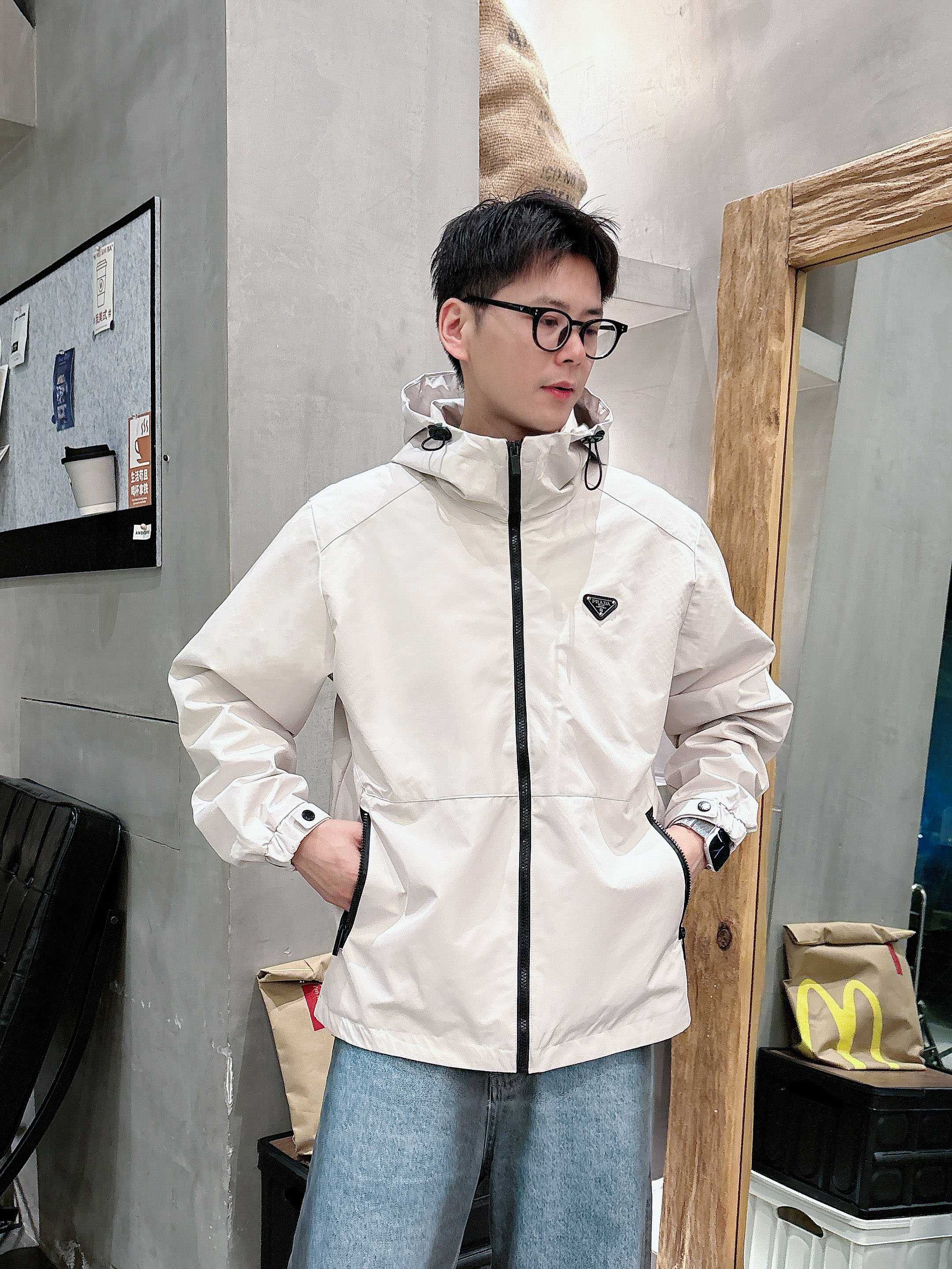 NO:431301,Prada's same model on the official website, released in advance!  2025ss Spring New Men's Jacket, original single three-standard full high-end version!  With hidden hat, customized fabric for counter, high breathability and comfort, impeccable details, brand element design concept, reflecting high quality. The feel is delicate and soft!  It is casually cut, with a great upper body style!  The number of code M~3XL, the maximum wear is 195 catties.,,prada, jackets & coats, jackets & coats,hats,alexander wang19860909普拉达 官网同款,提前发售！2025ss开春新款男士夹克外套,原单三标齐全高端版本！带隐藏帽,专柜定制面料 透气舒适度高,细节无可挑剔,品牌元素设计理念,体现高品质.手感细腻柔软！呈现休闲裁剪,上身版型超赞！码数M～3XL,最大穿195斤.,,prada,jackets & coats,jackets & coats,hats,alexander wang,Men's clothing