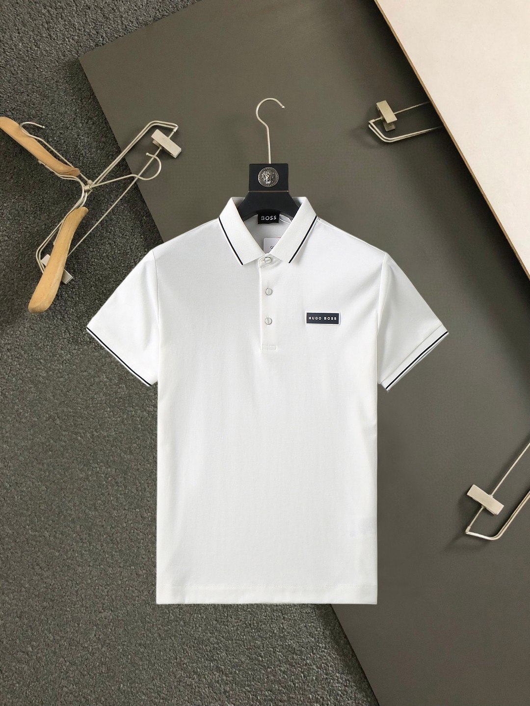 NO:438424,BOSS 2025ss summer new letter logo men's lapel Polo shirt!  Classic business men's style, high-end men's style at the ceiling level of business men's style!  Simple, fashionable and elegant, single-wearing inner wear is decent, quality control/detail control takes away, low-key, luxurious and connotative!  Customer-supplied fixed mesh flooring cotton cloth is carefully made, the surface of the fabric is evenly arranged and neatly arranged, with excellent breathability and heat dissipation and sweat resistance, and the comfort level of the upper body is completely better than that of ordinary single-sided sweat cloth tissue!  The classic brand LOGO logo on the chest is created with top-level craftsmanship. The LOGO has three-dimensional, clear and full texture, and is an extraordinary product in the classic field whether it is inner wear or single wear!  The exquisite cutting process, the processing of every detail is very standard and delicate, and it is comparable to that of ordinary LOW products on the market. Men must enter the basic versatile Polo shirts!  Multi-color Size M-4xl, alexander wang19860909BOSS 2025ss夏季新款字母logo男士翻领Polo衫！经典商务男款,高端男装的天花板级别的商务男款！简约时尚大气不失优雅,单穿内搭体面过人,品质控/细节控的闭眼带走,低调又奢华有内涵！ 客供定织网眼珠地棉布精心制成,面料表面排列均匀整齐的网眼纹理,透气性和散热排汗性极佳,上身舒适程度完全优于普通单面汗布组织！胸前经典的品牌LOGO标识,采用顶级工艺打造,LOGO立体清晰饱满,质感非凡的特质,无论是内搭还是单穿都是一款经典领域的产品！精妙绝伦的裁剪工艺,每一个细节处理的非常标准细腻,非市面一般LOW货可以媲美的,男士必入基础百搭款Polo衫推荐！ 颜色多颜色 尺码M-4xl,,alexander wang,Men's clothing