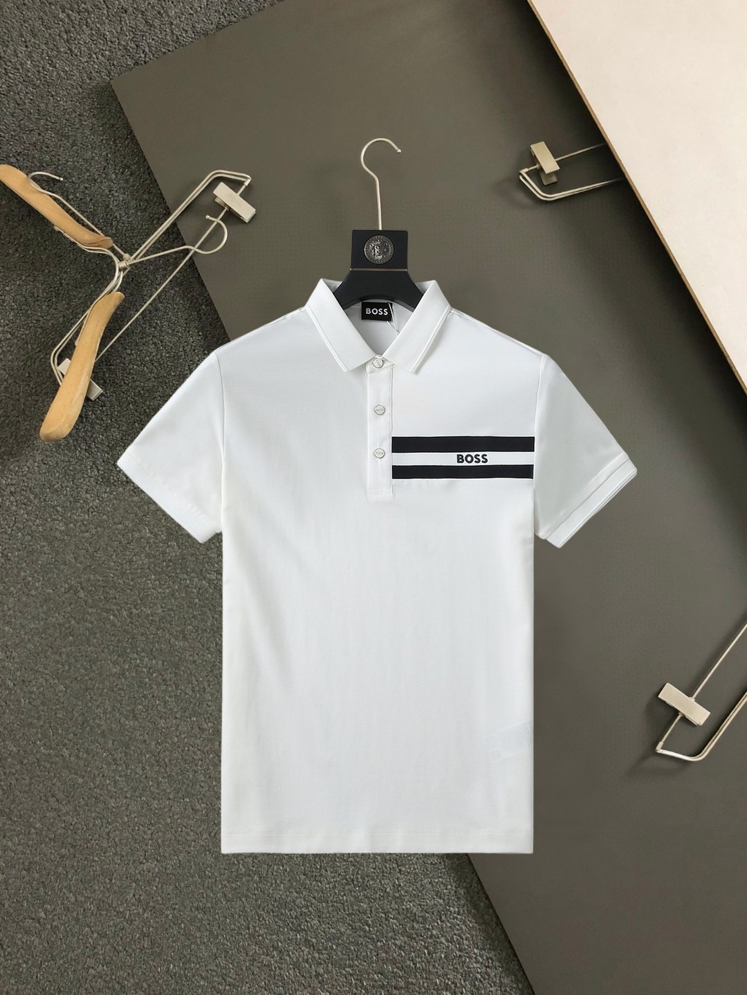 NO:937684,BOSS 2026ss summer new letter logo men's lapel Polo shirt!  Classic business men's style, the ceiling-level business men's style of high-end men's clothing!  Simple and fashionable yet elegant, it looks great when worn alone, and the quality/details control can be taken away with your eyes closed. It is low-key, luxurious and connotative!  The custom-woven mesh pique cotton fabric supplied by the customer is carefully made. The mesh texture is evenly arranged on the surface of the fabric. It has excellent breathability and heat dissipation and perspiration. The upper body comfort is completely better than ordinary single-sided jersey tissue!  The classic brand LOGO on the chest is made with top-notch craftsmanship. The LOGO is three-dimensional, clear and full, and has extraordinary texture. Whether it is worn as an inner layer or worn alone, it is a classic product!  The exquisite tailoring process, every detail is handled very standard and delicately, which cannot be compared with other low-end products on the market. It is a must-have basic and versatile Polo shirt for men!  Available in multiple colors, sizes M-4xl,,19860909BOSS 2026ss夏季新款字母logo男士翻领Polo衫！经典商务男款,高端男装的天花板级别的商务男款！简约时尚大气不失优雅,单穿内搭体面过人,品质控/细节控的闭眼带走,低调又奢华有内涵！ 客供定织网眼珠地棉布精心制成,面料表面排列均匀整齐的网眼纹理,透气性和散热排汗性极佳,上身舒适程度完全优于普通单面汗布组织！胸前经典的品牌LOGO标识,采用顶级工艺打造,LOGO立体清晰饱满,质感非凡的特质,无论是内搭还是单穿都是一款经典领域的产品！精妙绝伦的裁剪工艺,每一个细节处理的非常标准细腻,非市面一般LOW货可以媲美的,男士必入基础百搭款Polo衫推荐！ 颜色多颜色 尺码M-4xl,,,Men's clothing