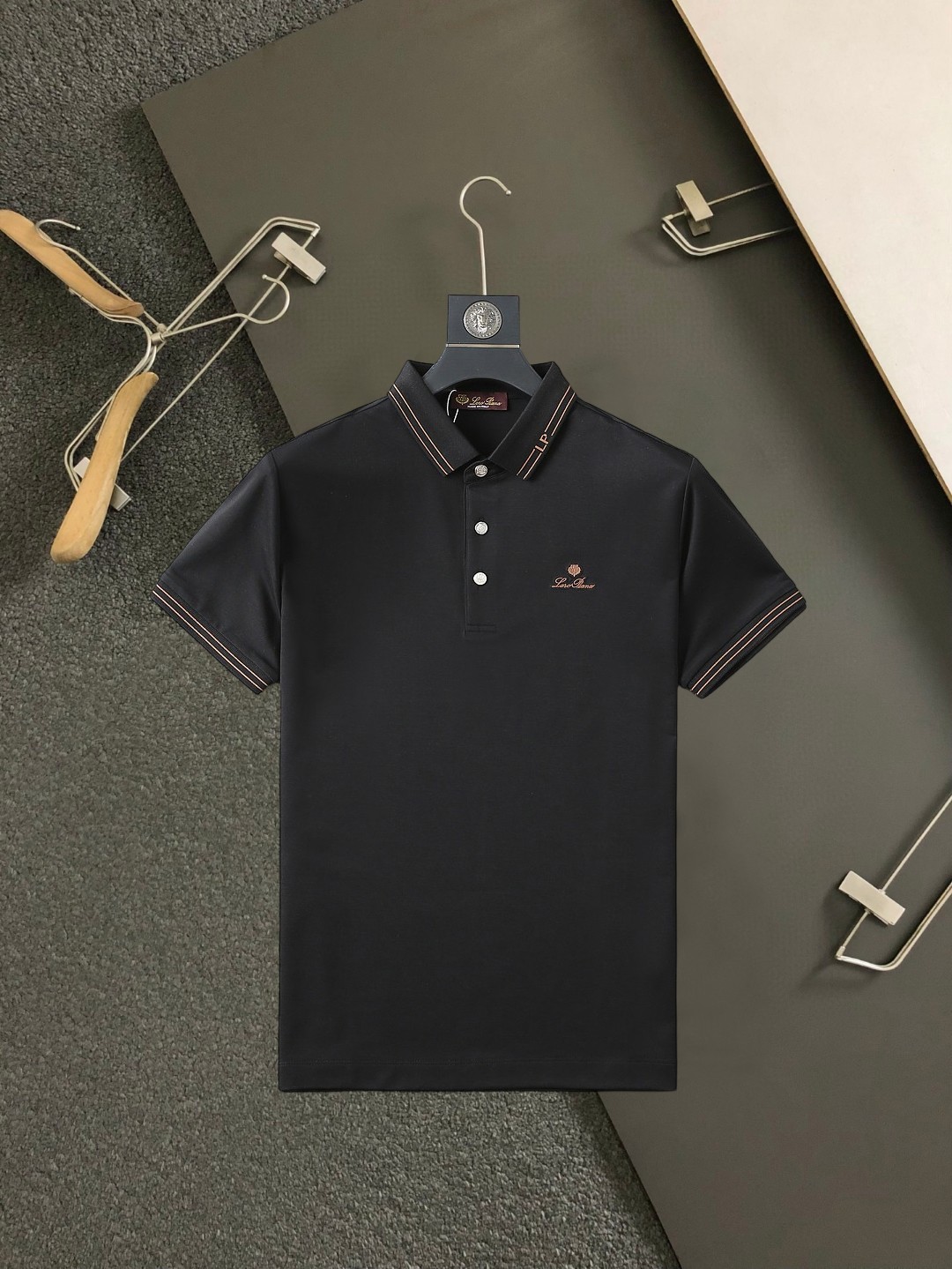 NO:438430,LP 1915ss summer new letter logo men's lapel Polo shirt!  Classic business men's style, high-end men's style at the ceiling level of business men's style!  Simple, fashionable and elegant, single-wearing inner wear is decent, quality control/detail control takes away, low-key, luxurious and connotative!  Customer-supplied fixed mesh flooring cotton cloth is carefully made, the surface of the fabric is evenly arranged and neatly arranged, with excellent breathability and heat dissipation and sweat resistance, and the comfort level of the upper body is completely better than that of ordinary single-sided sweat cloth tissue!  The classic brand LOGO logo on the chest is created with top-level craftsmanship. The LOGO has three-dimensional, clear and full texture, and is an extraordinary product in the classic field whether it is inner wear or single wear!  The exquisite cutting process, the processing of every detail is very standard and delicate, and it is comparable to that of ordinary LOW products on the market. Men must enter the basic versatile Polo shirts!  Multi-color Size M-4xl, loro piana, alexander wang19860909LP 1915ss夏季新款字母logo男士翻领Polo衫！经典商务男款,高端男装的天花板级别的商务男款！简约时尚大气不失优雅,单穿内搭体面过人,品质控/细节控的闭眼带走,低调又奢华有内涵！ 客供定织网眼珠地棉布精心制成,面料表面排列均匀整齐的网眼纹理,透气性和散热排汗性极佳,上身舒适程度完全优于普通单面汗布组织！胸前经典的品牌LOGO标识,采用顶级工艺打造,LOGO立体清晰饱满,质感非凡的特质,无论是内搭还是单穿都是一款经典领域的产品！精妙绝伦的裁剪工艺,每一个细节处理的非常标准细腻,非市面一般LOW货可以媲美的,男士必入基础百搭款Polo衫推荐！ 颜色多颜色 尺码M-4xl,,loro piana,alexander wang,Men's clothing