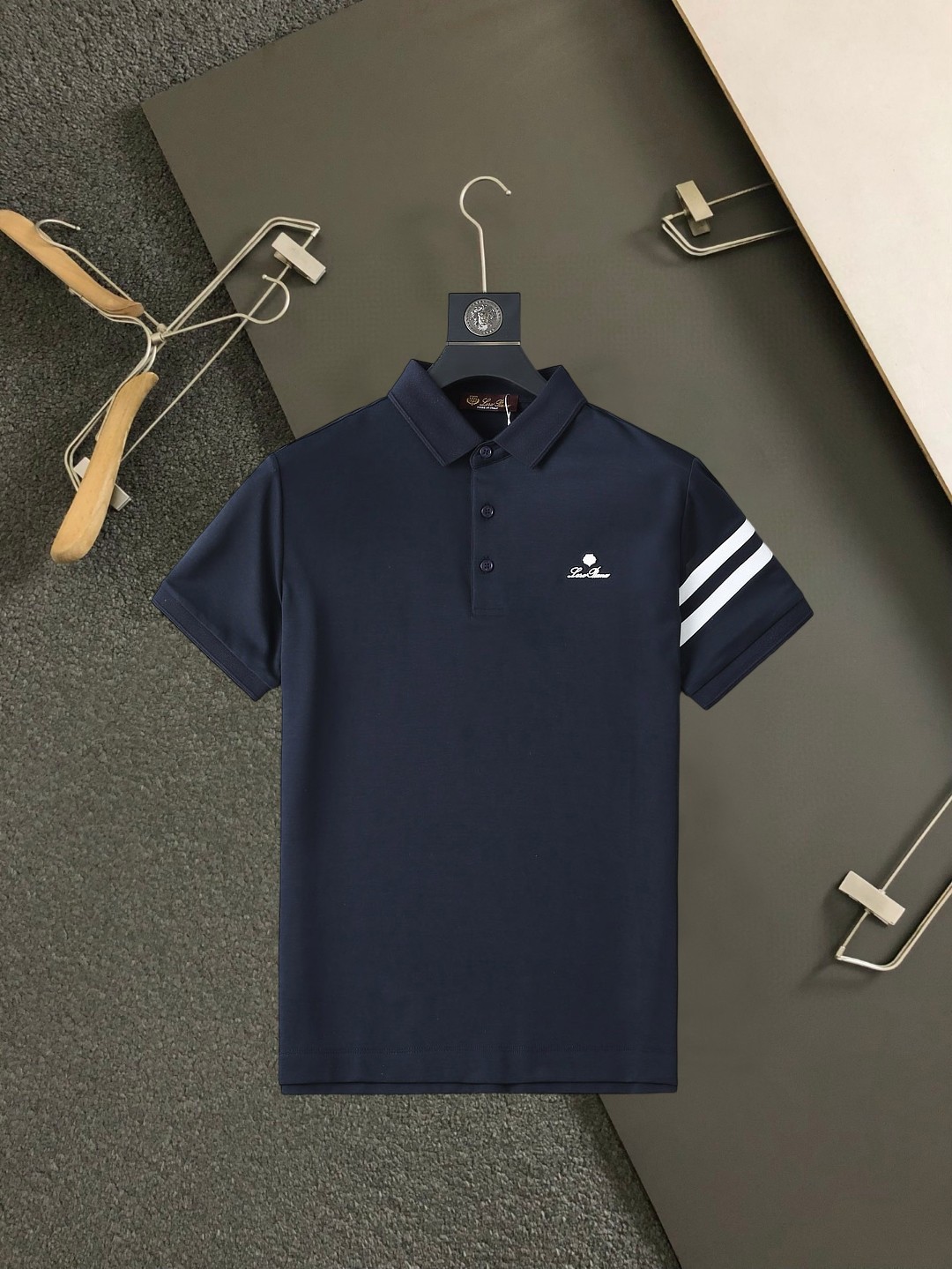 NO:937687,LP 1896ss summer new letter logo men's lapel Polo shirt!  Classic business men's style, the ceiling-level business men's style of high-end men's clothing!  Simple and fashionable yet elegant, it looks great when worn alone, and the quality/details control can be taken away with your eyes closed. It is low-key, luxurious and connotative!  The custom-woven mesh pique cotton fabric supplied by the customer is carefully made. The mesh texture is evenly arranged on the surface of the fabric. It has excellent breathability and heat dissipation and perspiration. The upper body comfort is completely better than ordinary single-sided jersey tissue!  The classic brand LOGO on the chest is made with top-notch craftsmanship. The LOGO is three-dimensional, clear and full, and has extraordinary texture. Whether it is worn as an inner layer or worn alone, it is a classic product!  The exquisite tailoring process, every detail is handled very standard and delicately, which cannot be compared with other low-end products on the market. It is a must-have basic and versatile Polo shirt for men!  Available in multiple colors, sizes M-4xl, loro piana,19860909LP 1896ss夏季新款字母logo男士翻领Polo衫！经典商务男款,高端男装的天花板级别的商务男款！简约时尚大气不失优雅,单穿内搭体面过人,品质控/细节控的闭眼带走,低调又奢华有内涵！ 客供定织网眼珠地棉布精心制成,面料表面排列均匀整齐的网眼纹理,透气性和散热排汗性极佳,上身舒适程度完全优于普通单面汗布组织！胸前经典的品牌LOGO标识,采用顶级工艺打造,LOGO立体清晰饱满,质感非凡的特质,无论是内搭还是单穿都是一款经典领域的产品！精妙绝伦的裁剪工艺,每一个细节处理的非常标准细腻,非市面一般LOW货可以媲美的,男士必入基础百搭款Polo衫推荐！ 颜色多颜色 尺码M-4xl,,loro piana,,Men's clothing