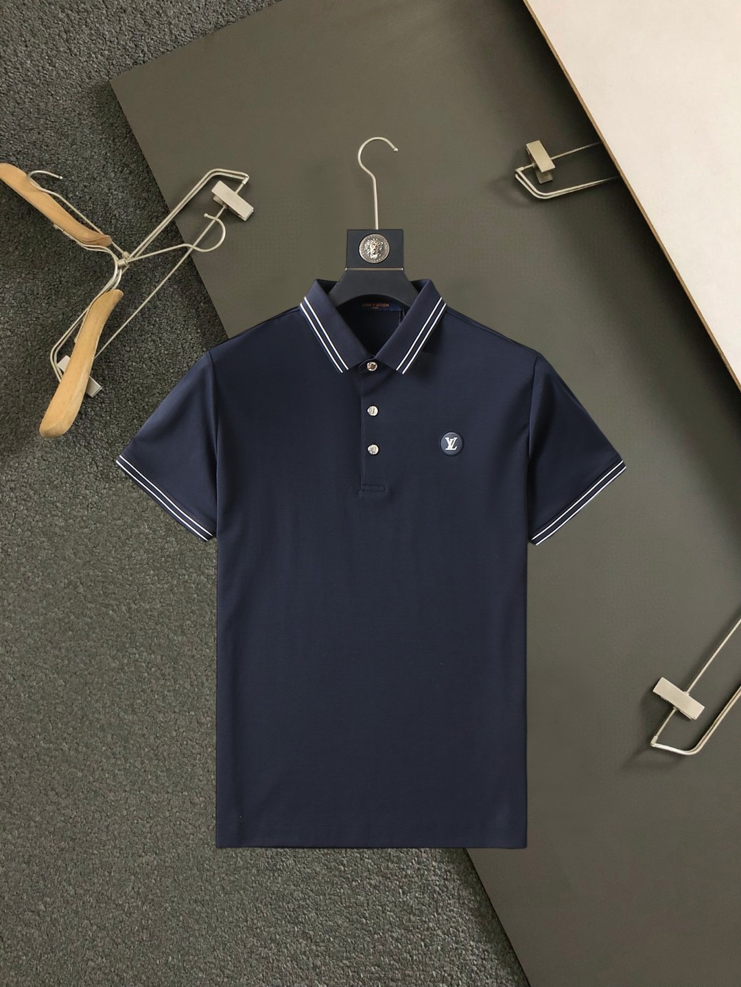 NO:937662,LV 2026ss summer new letter logo men’s lapel Polo shirt!  Classic business men's style, the ceiling-level business men's style of high-end men's clothing!  Simple and fashionable yet elegant, it looks great when worn alone, and the quality/details control can be taken away with your eyes closed. It is low-key, luxurious and connotative!  The custom-woven mesh pique cotton fabric supplied by the customer is carefully made. The mesh texture is evenly arranged on the surface of the fabric. It has excellent breathability and heat dissipation and perspiration. The upper body comfort is completely better than ordinary single-sided jersey tissue!  The classic brand LOGO on the chest is made with top-notch craftsmanship. The LOGO is three-dimensional, clear and full, and has extraordinary texture. Whether it is worn as an inner layer or worn alone, it is a classic product!  The exquisite tailoring process, every detail is handled very standard and delicately, which cannot be compared with other low-end products on the market. It is a must-have basic and versatile Polo shirt for men!  Various colors, sizes M-4xl, Louis Vuitton,19860909LV 2026ss夏季新款字母logo男士翻领Polo衫！经典商务男款,高端男装的天花板级别的商务男款！简约时尚大气不失优雅,单穿内搭体面过人,品质控/细节控的闭眼带走,低调又奢华有内涵！ 客供定织网眼珠地棉布精心制成,面料表面排列均匀整齐的网眼纹理,透气性和散热排汗性极佳,上身舒适程度完全优于普通单面汗布组织！胸前经典的品牌LOGO标识,采用顶级工艺打造,LOGO立体清晰饱满,质感非凡的特质,无论是内搭还是单穿都是一款经典领域的产品！精妙绝伦的裁剪工艺,每一个细节处理的非常标准细腻,非市面一般LOW货可以媲美的,男士必入基础百搭款Polo衫推荐！ 颜色多颜色 尺码M-4xl,,louis vuitton,,Men's clothing