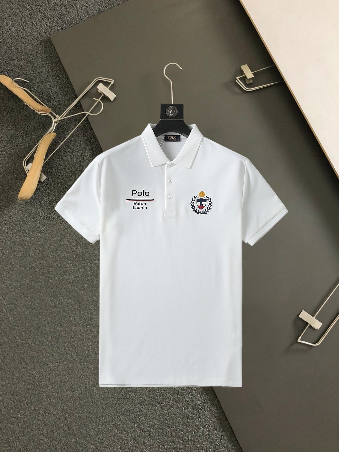 NO:937665,POLO 2026ss summer new letter logo men's lapel Polo shirt!  Classic business men's style, the ceiling-level business men's style of high-end men's clothing!  Simple and fashionable yet elegant, it looks great when worn alone, and the quality/details control can be taken away with your eyes closed. It is low-key, luxurious and connotative!  The custom-woven mesh pique cotton fabric supplied by the customer is carefully made. The mesh texture is evenly arranged on the surface of the fabric. It has excellent breathability and heat dissipation and perspiration. The upper body comfort is completely better than ordinary single-sided jersey tissue!  The classic brand LOGO on the chest is made with top-notch craftsmanship. The LOGO is three-dimensional, clear and full, and has extraordinary texture. Whether it is worn as an inner layer or worn alone, it is a classic product!  The exquisite tailoring process, every detail is handled very standard and delicately, which cannot be compared with other low-end products on the market. It is a must-have basic and versatile Polo shirt for men!  Available in multiple colors, sizes M-4xl,,19860909POLO 2026ss夏季新款字母logo男士翻领Polo衫！经典商务男款,高端男装的天花板级别的商务男款！简约时尚大气不失优雅,单穿内搭体面过人,品质控/细节控的闭眼带走,低调又奢华有内涵！ 客供定织网眼珠地棉布精心制成,面料表面排列均匀整齐的网眼纹理,透气性和散热排汗性极佳,上身舒适程度完全优于普通单面汗布组织！胸前经典的品牌LOGO标识,采用顶级工艺打造,LOGO立体清晰饱满,质感非凡的特质,无论是内搭还是单穿都是一款经典领域的产品！精妙绝伦的裁剪工艺,每一个细节处理的非常标准细腻,非市面一般LOW货可以媲美的,男士必入基础百搭款Polo衫推荐！ 颜色多颜色 尺码M-4xl,,,Men's clothing