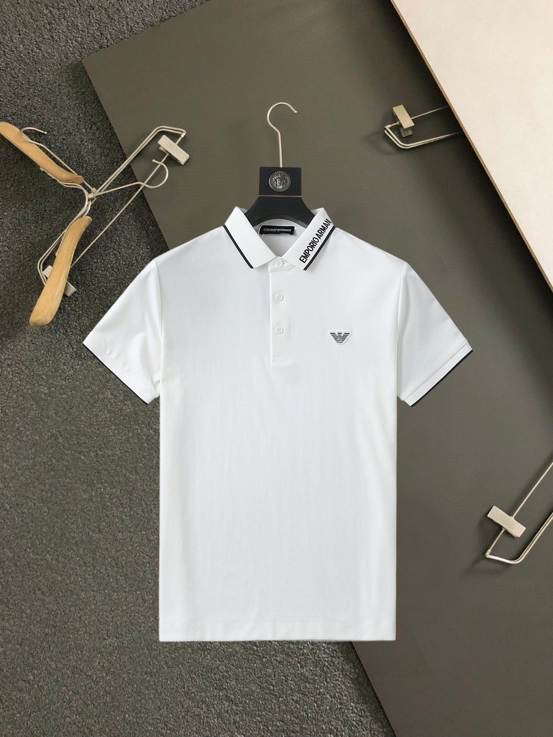 NO:937668,Armani 2026ss summer new letter logo men's lapel Polo shirt!  Classic business men's style, the ceiling-level business men's style of high-end men's clothing!  Simple and fashionable yet elegant, it looks great when worn alone, and quality control/details control can be taken away with your eyes closed. It is low-key, luxurious and connotative!  The custom-woven mesh pique cotton fabric supplied by the customer is carefully made. The mesh texture is evenly arranged on the surface of the fabric. It has excellent breathability and heat dissipation and perspiration. The upper body comfort is completely better than ordinary single-sided jersey tissue!  The classic brand LOGO on the chest is made with top-notch craftsmanship. The LOGO is three-dimensional, clear and full, and has extraordinary texture. Whether it is worn as an inner layer or worn alone, it is a classic product!  The exquisite tailoring process, every detail is handled very standard and delicately, which cannot be compared with other low-end products on the market. It is a must-have basic and versatile Polo shirt for men!  Available in multiple colors, sizes M-4xl, armani,19860909阿玛尼 2026ss夏季新款字母logo男士翻领Polo衫！经典商务男款,高端男装的天花板级别的商务男款！简约时尚大气不失优雅,单穿内搭体面过人,品质控/细节控的闭眼带走,低调又奢华有内涵！ 客供定织网眼珠地棉布精心制成,面料表面排列均匀整齐的网眼纹理,透气性和散热排汗性极佳,上身舒适程度完全优于普通单面汗布组织！胸前经典的品牌LOGO标识,采用顶级工艺打造,LOGO立体清晰饱满,质感非凡的特质,无论是内搭还是单穿都是一款经典领域的产品！精妙绝伦的裁剪工艺,每一个细节处理的非常标准细腻,非市面一般LOW货可以媲美的,男士必入基础百搭款Polo衫推荐！ 颜色多颜色 尺码M-4xl,,armani,,Men's clothing