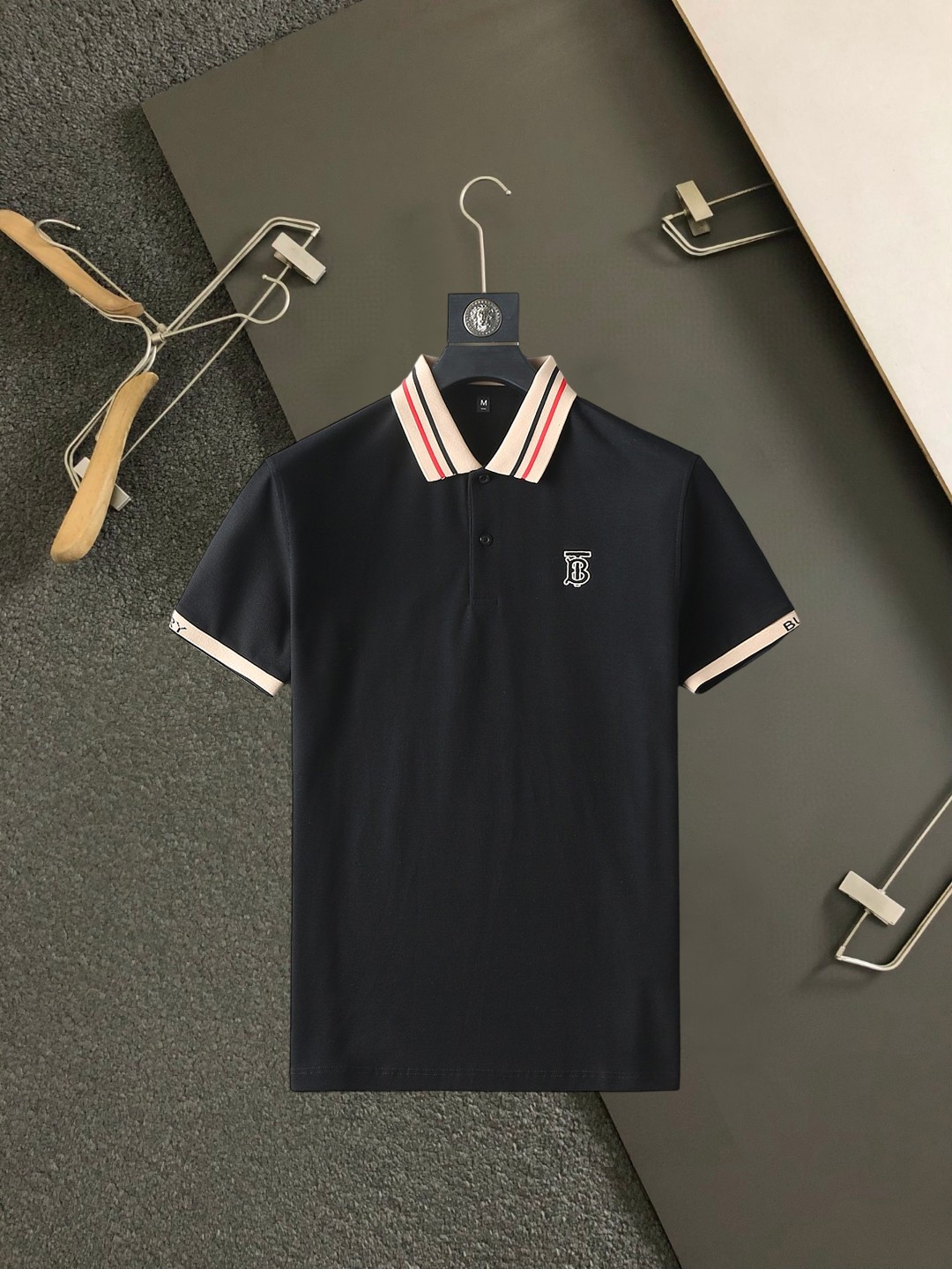 NO:438465,Burberry 2025ss summer new letter logo men's lapel Polo shirt!  Classic business men's style, high-end men's style at the ceiling level of business men's style!  Simple, fashionable and elegant, single-wearing inner wear is decent, quality control/detail control takes away, low-key, luxurious and connotative!  Customer-supplied fixed mesh flooring cotton cloth is carefully made, the surface of the fabric is evenly arranged and neatly arranged, with excellent breathability and heat dissipation and sweat resistance, and the comfort level of the upper body is completely better than that of ordinary single-sided sweat cloth tissue!  The classic brand LOGO logo on the chest is created with top-level craftsmanship. The LOGO has three-dimensional, clear and full texture, and is an extraordinary product in the classic field whether it is inner wear or single wear!  The exquisite cutting process, the processing of every detail is very standard and delicate, and it is comparable to that of ordinary LOW products on the market. Men must enter the basic versatile Polo shirts!  Multi-color Size M-3xl, Burberry, Alexander wang19860909巴宝莉 2025ss夏季新款字母logo男士翻领Polo衫！经典商务男款,高端男装的天花板级别的商务男款！简约时尚大气不失优雅,单穿内搭体面过人,品质控/细节控的闭眼带走,低调又奢华有内涵！ 客供定织网眼珠地棉布精心制成,面料表面排列均匀整齐的网眼纹理,透气性和散热排汗性极佳,上身舒适程度完全优于普通单面汗布组织！胸前经典的品牌LOGO标识,采用顶级工艺打造,LOGO立体清晰饱满,质感非凡的特质,无论是内搭还是单穿都是一款经典领域的产品！精妙绝伦的裁剪工艺,每一个细节处理的非常标准细腻,非市面一般LOW货可以媲美的,男士必入基础百搭款Polo衫推荐！ 颜色多颜色 尺码M-3xl,,burberry,alexander wang,Men's clothing