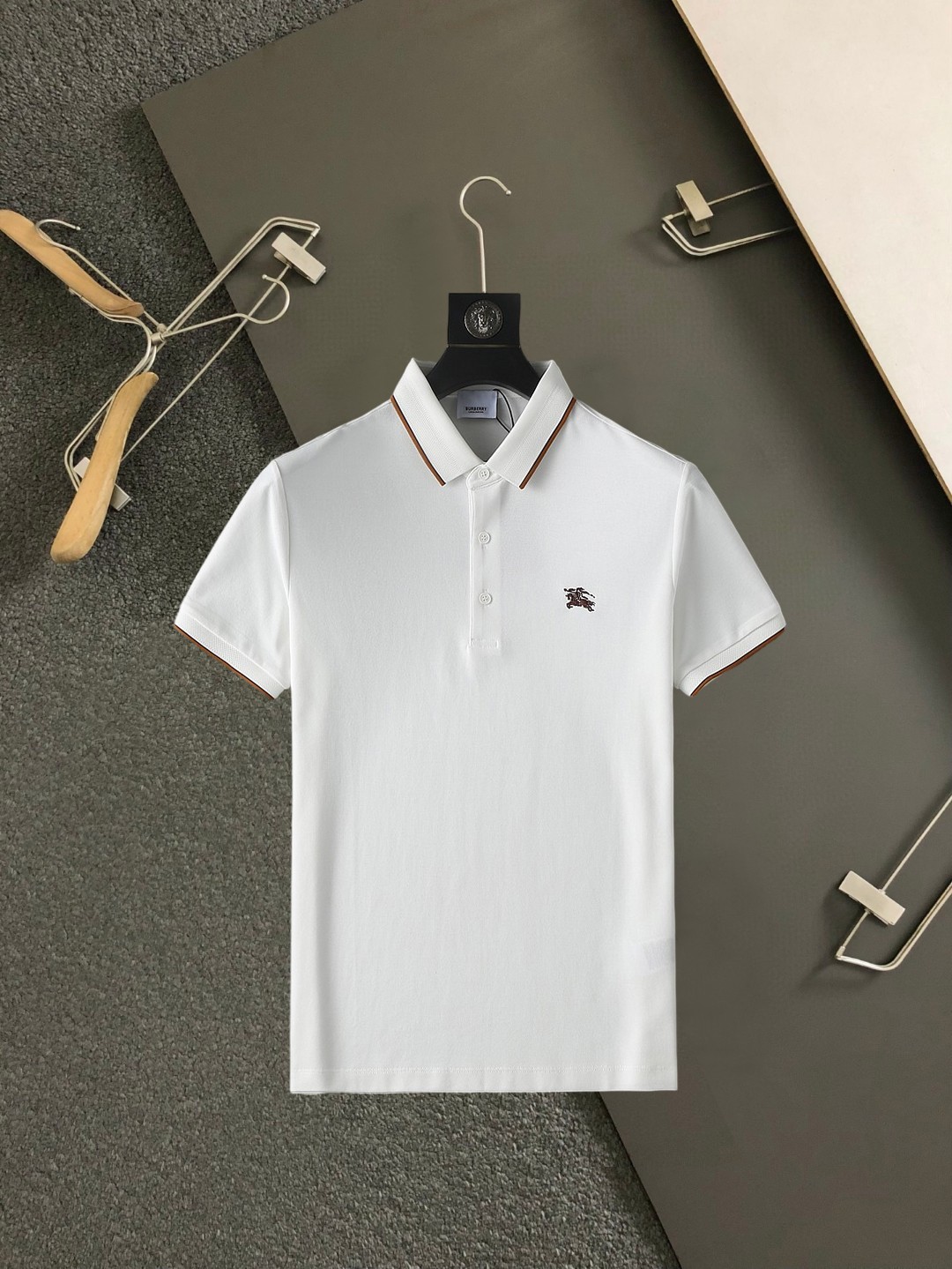 NO:438473,Burberry 2025ss summer new letter logo men's lapel Polo shirt!  Classic business men's style, high-end men's style at the ceiling level of business men's style!  Simple, fashionable and elegant, single-wearing inner wear is decent, quality control/detail control takes away, low-key, luxurious and connotative!  Customer-supplied fixed mesh flooring cotton cloth is carefully made, the surface of the fabric is evenly arranged and neatly arranged, with excellent breathability and heat dissipation and sweat resistance, and the comfort level of the upper body is completely better than that of ordinary single-sided sweat cloth tissue!  The classic brand LOGO logo on the chest is created with top-level craftsmanship. The LOGO has three-dimensional, clear and full texture, and is an extraordinary product in the classic field whether it is inner wear or single wear!  The exquisite cutting process, the processing of every detail is very standard and delicate, and it is comparable to that of ordinary LOW products on the market. Men must enter the basic versatile Polo shirts!  Multi-color Size M-4xl, Burberry, Alexander wang19860909巴宝莉 2025ss夏季新款字母logo男士翻领Polo衫！经典商务男款,高端男装的天花板级别的商务男款！简约时尚大气不失优雅,单穿内搭体面过人,品质控/细节控的闭眼带走,低调又奢华有内涵！ 客供定织网眼珠地棉布精心制成,面料表面排列均匀整齐的网眼纹理,透气性和散热排汗性极佳,上身舒适程度完全优于普通单面汗布组织！胸前经典的品牌LOGO标识,采用顶级工艺打造,LOGO立体清晰饱满,质感非凡的特质,无论是内搭还是单穿都是一款经典领域的产品！精妙绝伦的裁剪工艺,每一个细节处理的非常标准细腻,非市面一般LOW货可以媲美的,男士必入基础百搭款Polo衫推荐！ 颜色多颜色 尺码M-4xl,,burberry,alexander wang,Men's clothing