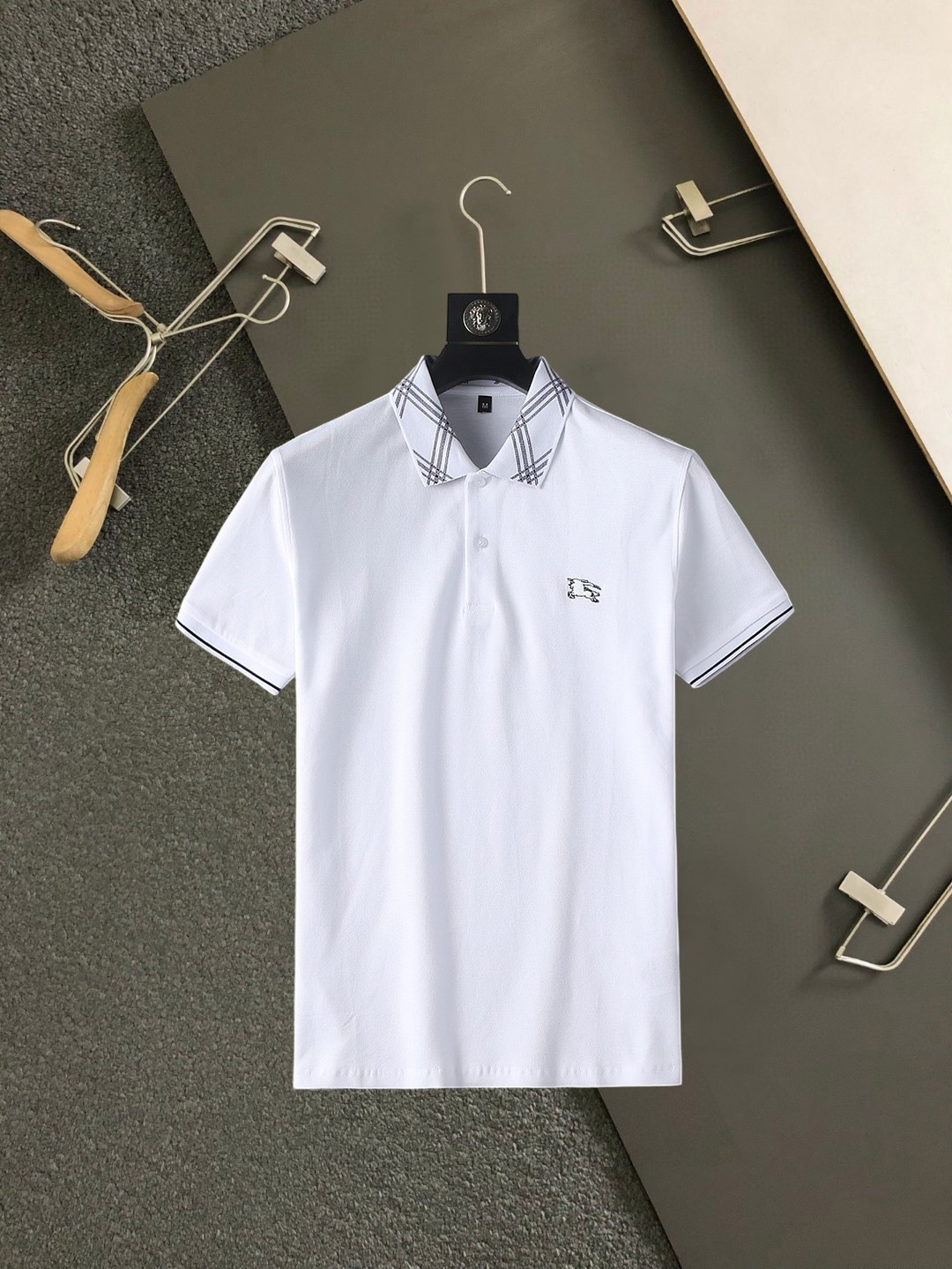 NO:438479,Burberry 2025ss summer new letter logo men's lapel Polo shirt!  Classic business men's style, high-end men's style at the ceiling level of business men's style!  Simple, fashionable and elegant, single-wearing inner wear is decent, quality control/detail control takes away, low-key, luxurious and connotative!  Customer-supplied fixed mesh flooring cotton cloth is carefully made, the surface of the fabric is evenly arranged and neatly arranged, with excellent breathability and heat dissipation and sweat resistance, and the comfort level of the upper body is completely better than that of ordinary single-sided sweat cloth tissue!  The classic brand LOGO logo on the chest is created with top-level craftsmanship. The LOGO has three-dimensional, clear and full texture, and is an extraordinary product in the classic field whether it is inner wear or single wear!  The exquisite cutting process, the processing of every detail is very standard and delicate, and it is comparable to that of ordinary LOW products on the market. Men must enter the basic versatile Polo shirts!  Multi-color Size M-3xl, Burberry, Alexander wang19860909巴宝莉 2025ss夏季新款字母logo男士翻领Polo衫！经典商务男款,高端男装的天花板级别的商务男款！简约时尚大气不失优雅,单穿内搭体面过人,品质控/细节控的闭眼带走,低调又奢华有内涵！ 客供定织网眼珠地棉布精心制成,面料表面排列均匀整齐的网眼纹理,透气性和散热排汗性极佳,上身舒适程度完全优于普通单面汗布组织！胸前经典的品牌LOGO标识,采用顶级工艺打造,LOGO立体清晰饱满,质感非凡的特质,无论是内搭还是单穿都是一款经典领域的产品！精妙绝伦的裁剪工艺,每一个细节处理的非常标准细腻,非市面一般LOW货可以媲美的,男士必入基础百搭款Polo衫推荐！ 颜色多颜色 尺码M-3xl,,burberry,alexander wang,Men's clothing