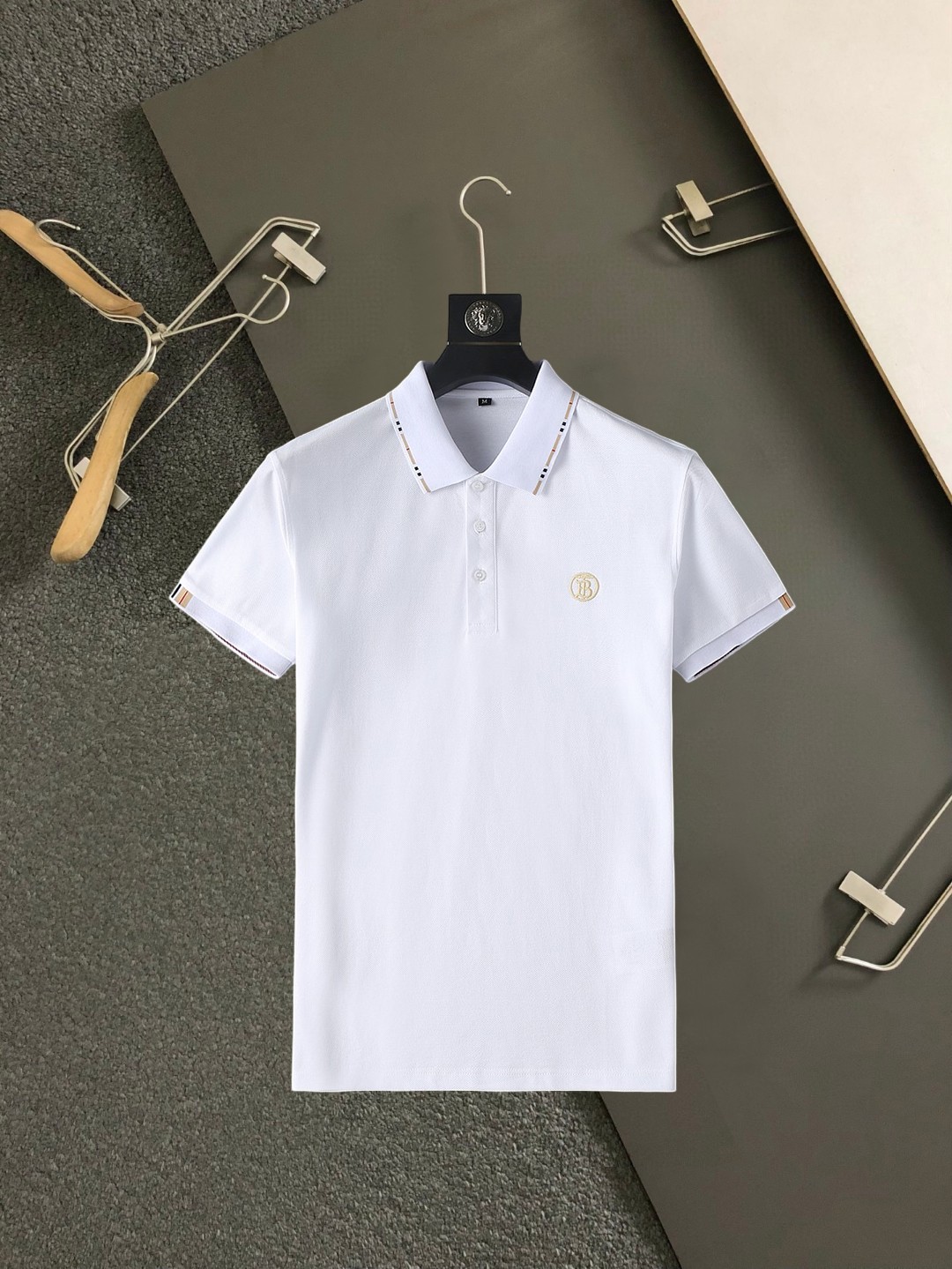 NO:438435,Burberry ss summer new letter logo men's lapel Polo shirt!  Classic business men's style, high-end men's style at the ceiling level of business men's style!  Simple, fashionable and elegant, single-wearing inner wear is decent, quality control/detail control takes away, low-key, luxurious and connotative!  Customer-supplied fixed mesh flooring cotton cloth is carefully made, the surface of the fabric is evenly arranged and neatly arranged, with excellent breathability and heat dissipation and sweat resistance, and the comfort level of the upper body is completely better than that of ordinary single-sided sweat cloth tissue!  The classic brand LOGO logo on the chest is created with top-level craftsmanship. The LOGO has three-dimensional, clear and full texture, and is an extraordinary product in the classic field whether it is inner wear or single wear!  The exquisite cutting process, the processing of every detail is very standard and delicate, and it is comparable to that of ordinary LOW products on the market. Men must enter the basic versatile Polo shirts!  Multi-color Size M- 3xl, burberry, alexander wang19860909巴宝莉 ss夏季新款字母logo男士翻领Polo衫！经典商务男款,高端男装的天花板级别的商务男款！简约时尚大气不失优雅,单穿内搭体面过人,品质控/细节控的闭眼带走,低调又奢华有内涵！ 客供定织网眼珠地棉布精心制成,面料表面排列均匀整齐的网眼纹理,透气性和散热排汗性极佳,上身舒适程度完全优于普通单面汗布组织！胸前经典的品牌LOGO标识,采用顶级工艺打造,LOGO立体清晰饱满,质感非凡的特质,无论是内搭还是单穿都是一款经典领域的产品！精妙绝伦的裁剪工艺,每一个细节处理的非常标准细腻,非市面一般LOW货可以媲美的,男士必入基础百搭款Polo衫推荐！ 颜色多颜色 尺码M- 3xl,,burberry,alexander wang,Men's clothing