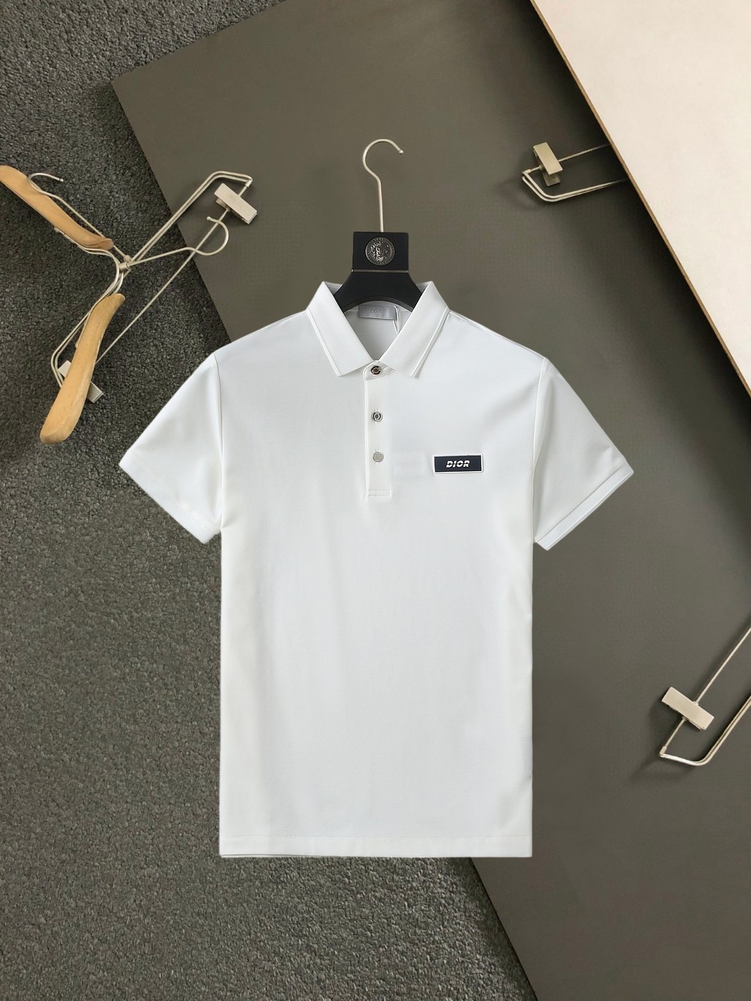NO:438418,Dior 2025ss summer new letter logo men's lapel Polo shirt!  Classic business men's style, high-end men's style at the ceiling level of business men's style!  Simple, fashionable and elegant, single-wearing inner wear is decent, quality control/detail control takes away, low-key, luxurious and connotative!  Customer-supplied fixed mesh flooring cotton cloth is carefully made, the surface of the fabric is evenly arranged and neatly arranged, with excellent breathability and heat dissipation and sweat resistance, and the comfort level of the upper body is completely better than that of ordinary single-sided sweat cloth tissue!  The classic brand LOGO logo on the chest is created with top-level craftsmanship. The LOGO has three-dimensional, clear and full texture, and is an extraordinary product in the classic field whether it is inner wear or single wear!  The exquisite cutting process, the processing of every detail is very standard and delicate, and it is comparable to that of ordinary LOW products on the market. Men must enter the basic versatile Polo shirts!  Multi-color Size M-4xl, Dior, Alexander wang19860909迪奥 2025ss夏季新款字母logo男士翻领Polo衫！经典商务男款,高端男装的天花板级别的商务男款！简约时尚大气不失优雅,单穿内搭体面过人,品质控/细节控的闭眼带走,低调又奢华有内涵！ 客供定织网眼珠地棉布精心制成,面料表面排列均匀整齐的网眼纹理,透气性和散热排汗性极佳,上身舒适程度完全优于普通单面汗布组织！胸前经典的品牌LOGO标识,采用顶级工艺打造,LOGO立体清晰饱满,质感非凡的特质,无论是内搭还是单穿都是一款经典领域的产品！精妙绝伦的裁剪工艺,每一个细节处理的非常标准细腻,非市面一般LOW货可以媲美的,男士必入基础百搭款Polo衫推荐！ 颜色多颜色 尺码M-4xl,,dior,alexander wang,Men's clothing