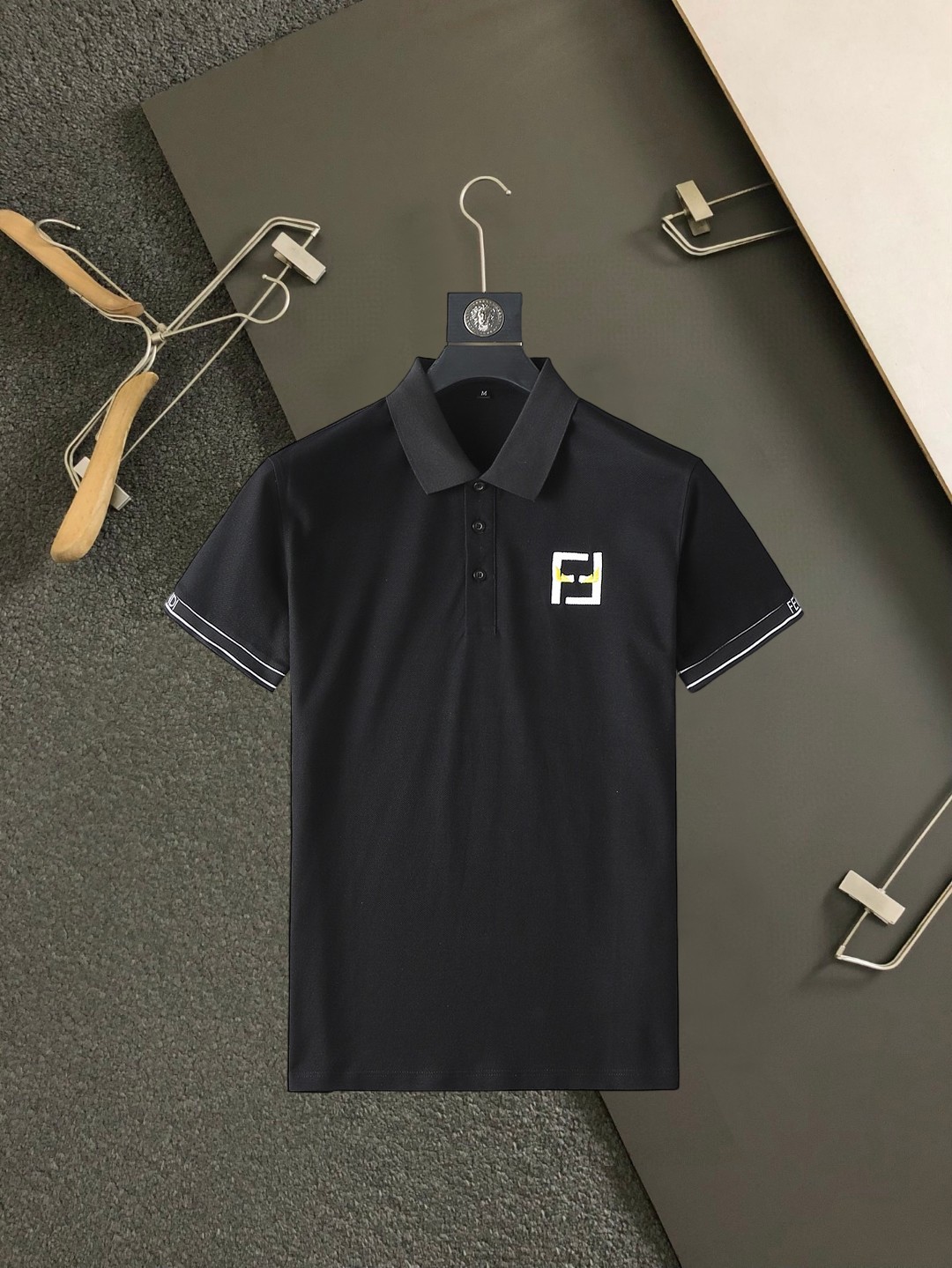 NO:438474,Fendi ss summer new letter logo men's lapel Polo shirt!  Classic business men's style, high-end men's style at the ceiling level of business men's style!  Simple, fashionable and elegant, single-wearing inner wear is decent, quality control/detail control takes away, low-key, luxurious and connotative!  Customer-supplied fixed mesh flooring cotton cloth is carefully made, the surface of the fabric is evenly arranged and neatly arranged, with excellent breathability and heat dissipation and sweat resistance, and the comfort level of the upper body is completely better than that of ordinary single-sided sweat cloth tissue!  The classic brand LOGO logo on the chest is created with top-level craftsmanship. The LOGO has three-dimensional, clear and full texture, and is an extraordinary product in the classic field whether it is inner wear or single wear!  The exquisite cutting process, the processing of every detail is very standard and delicate, and it is comparable to that of ordinary LOW products on the market. Men must enter the basic versatile Polo shirts!  Multi-color Size M-3xl, fendi, alexander wang19860909芬迪 ss夏季新款字母logo男士翻领Polo衫！经典商务男款,高端男装的天花板级别的商务男款！简约时尚大气不失优雅,单穿内搭体面过人,品质控/细节控的闭眼带走,低调又奢华有内涵！ 客供定织网眼珠地棉布精心制成,面料表面排列均匀整齐的网眼纹理,透气性和散热排汗性极佳,上身舒适程度完全优于普通单面汗布组织！胸前经典的品牌LOGO标识,采用顶级工艺打造,LOGO立体清晰饱满,质感非凡的特质,无论是内搭还是单穿都是一款经典领域的产品！精妙绝伦的裁剪工艺,每一个细节处理的非常标准细腻,非市面一般LOW货可以媲美的,男士必入基础百搭款Polo衫推荐！ 颜色多颜色 尺码M-3xl,,fendi,alexander wang,Men's clothing