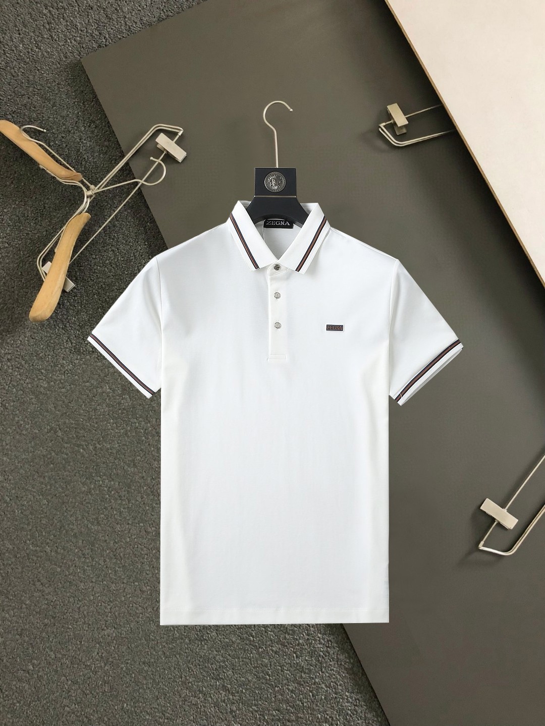 NO:937674,Ermenegildo Zegna 2026ss summer new letter logo men's lapel Polo shirt!  Classic business men's style, the ceiling-level business men's style of high-end men's clothing!  Simple and fashionable yet elegant, it looks great when worn alone, and the quality/details control can be taken away with your eyes closed. It is low-key, luxurious and connotative!  The custom-woven mesh pique cotton fabric supplied by the customer is carefully made. The mesh texture is evenly arranged on the surface of the fabric. It has excellent breathability and heat dissipation and perspiration. The upper body comfort is completely better than ordinary single-sided jersey tissue!  The classic brand LOGO on the chest is made with top-notch craftsmanship. The LOGO is three-dimensional, clear and full, and has extraordinary texture. Whether it is worn as an inner layer or worn alone, it is a classic product!  The exquisite tailoring process, every detail is handled very standard and delicately, which cannot be compared with other low-end products on the market. It is a must-have basic and versatile Polo shirt for men!  Various colors, sizes M-4xl,,zegna,19860909杰尼亚 2026ss夏季新款字母logo男士翻领Polo衫！经典商务男款,高端男装的天花板级别的商务男款！简约时尚大气不失优雅,单穿内搭体面过人,品质控/细节控的闭眼带走,低调又奢华有内涵！ 客供定织网眼珠地棉布精心制成,面料表面排列均匀整齐的网眼纹理,透气性和散热排汗性极佳,上身舒适程度完全优于普通单面汗布组织！胸前经典的品牌LOGO标识,采用顶级工艺打造,LOGO立体清晰饱满,质感非凡的特质,无论是内搭还是单穿都是一款经典领域的产品！精妙绝伦的裁剪工艺,每一个细节处理的非常标准细腻,非市面一般LOW货可以媲美的,男士必入基础百搭款Polo衫推荐！ 颜色多颜色 尺码M-4xl,,zegna,,Men's clothing