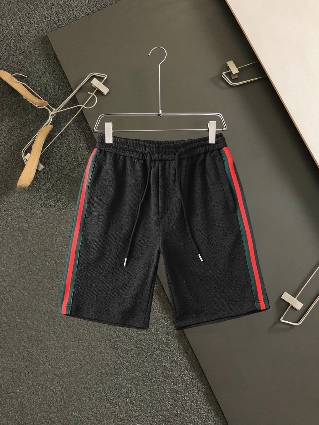 NO:859434,Gucci 2026ss new summer style, original counter casual shorts, luxury classic brand original LOGO accessories, counter best-selling model, very comfortable to wear, low-key yet luxurious, very classy to wear. Needless to say, the trousers style and tailoring. The upper body is exquisite and high-end, first-class and top-quality materials. Really palace-level casual pants. The cotton of Turkey is of outstanding quality. After heavy washing, the pants are very soft!  Not picky, the upper body is absolutely stylish and extremely luxurious. Sizes M-3XL.,,shorts,19860909古奇 2026ss夏季新款,原单专柜休闲短裤,奢华经典品牌原版LOGO配饰 专柜热销款 身穿着非常舒适 低调不失奢华 穿出去非常有档次 裤型款式和裁剪亦无需多言 上身精致跃然高档一等一顶级质料 真正殿堂级的休闲裤 选用土耳其的棉花品质卓然,经过重水洗使得裤子很柔软！不挑人 上身绝对的有型 极度奢华. 尺码M-3XL.,,shorts,,Men's clothing