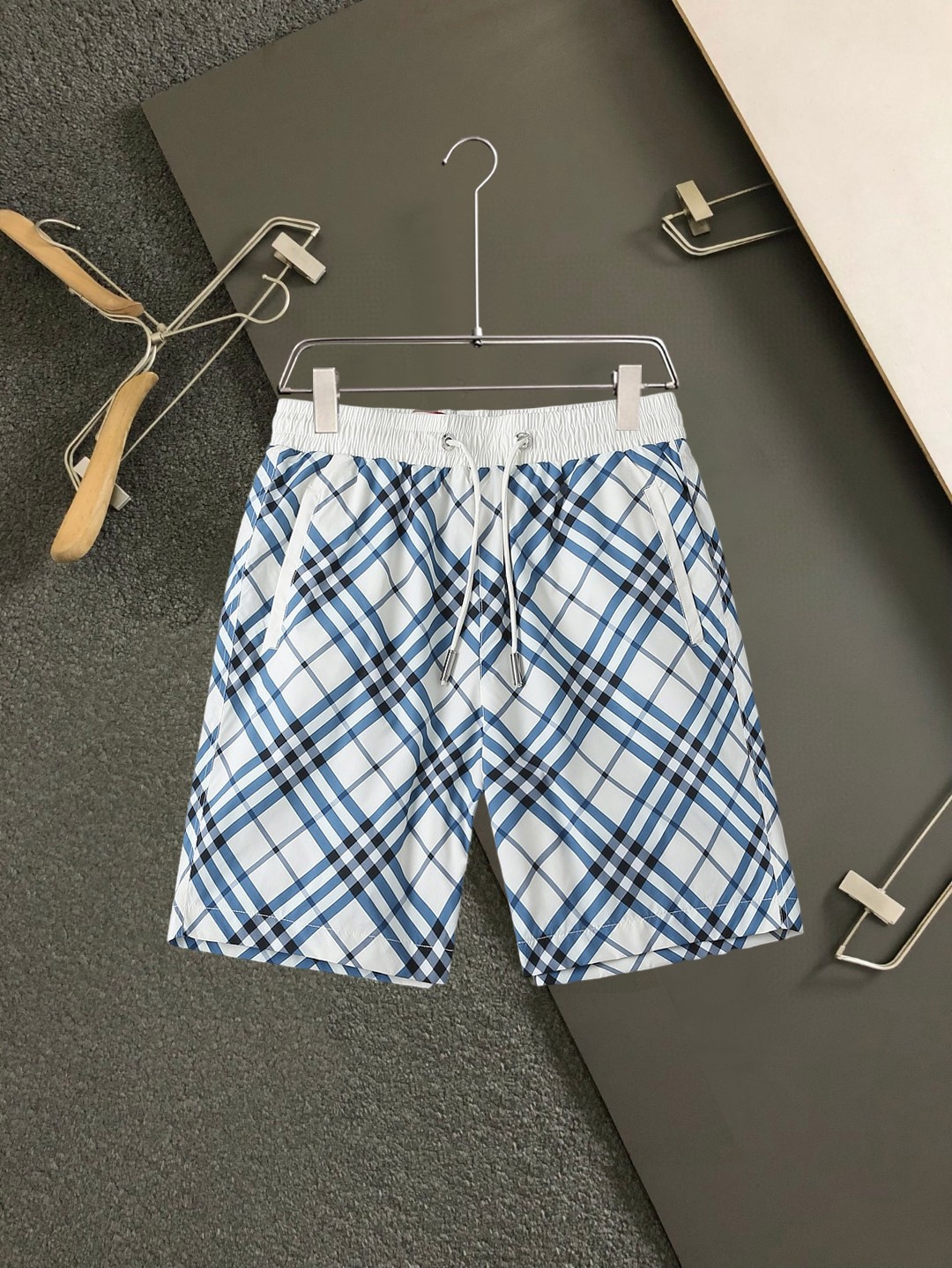 NO:937680,Burberry 2026ss new summer style, original counter casual shorts, luxury classic brand original LOGO accessories, counter best-selling model, very comfortable to wear, low-key yet luxurious, very classy to wear. Needless to say, the trousers style and tailoring. The upper body is exquisite and high-end, first-class and top-quality materials. Really palace-level casual pants. The cotton of Turkey is of outstanding quality. After heavy washing, the pants are very soft!  Not picky, the upper body is absolutely stylish and extremely luxurious. Sizes M-3XL.,,burberry,shorts,19860909巴宝莉 2026ss夏季新款,原单专柜休闲短裤,奢华经典品牌原版LOGO配饰 专柜热销款 身穿着非常舒适 低调不失奢华 穿出去非常有档次 裤型款式和裁剪亦无需多言 上身精致跃然高档一等一顶级质料 真正殿堂级的休闲裤 选用土耳其的棉花品质卓然,经过重水洗使得裤子很柔软！不挑人 上身绝对的有型 极度奢华. 尺码M-3XL.,,burberry,shorts,,Men's clothing