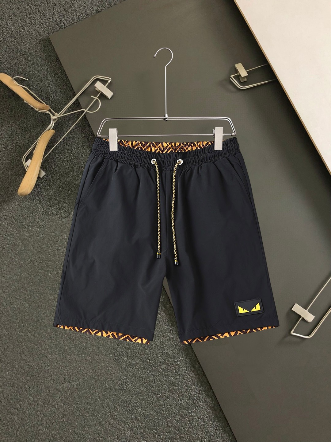 NO:937683,Fendi 2026ss new summer style, original counter casual reversible shorts, luxury classic brand original LOGO accessories, counter best-selling style, very comfortable to wear, low-key yet luxurious, very classy to wear. Needless to say the trousers style and tailoring, the upper body is exquisite and high-end, first-class and top-quality materials. Really palace-level casual trousers. The cotton of Turkish quality is selected, and the trousers are very soft after heavy washing!  Not picky, the upper body is absolutely stylish and extremely luxurious. Sizes M-3XL.,,fendi,shorts,19860909芬迪 2026ss夏季新款,原单专柜休闲双面穿短裤,奢华经典品牌原版LOGO配饰 专柜热销款 身穿着非常舒适 低调不失奢华 穿出去非常有档次 裤型款式和裁剪亦无需多言 上身精致跃然高档一等一顶级质料 真正殿堂级的休闲裤 选用土耳其的棉花品质卓然,经过重水洗使得裤子很柔软！不挑人 上身绝对的有型 极度奢华. 尺码M-3XL.,,fendi,shorts,,Men's clothing