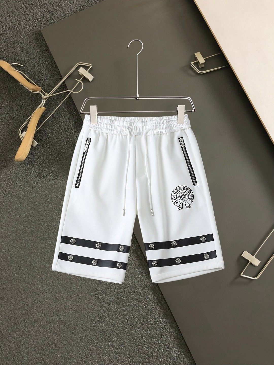 NO:937686,Kroxin 2026ss new summer style, original counter casual shorts, luxury classic brand original LOGO accessories, best-selling counter, very comfortable to wear, low-key yet luxurious, very classy to wear. Needless to say, the trousers style and tailoring. The upper body is exquisite and high-end, first-class and top-quality materials. Really palace-level casual trousers. The cotton of Turkey is of outstanding quality. After heavy washing, the trousers are very soft!  Not picky, the upper body is absolutely stylish and extremely luxurious. Sizes M-3XL.,,chrome hearts,shorts,19860909克罗心 2026ss夏季新款,原单专柜休闲短裤,奢华经典品牌原版LOGO配饰 专柜热销款 身穿着非常舒适 低调不失奢华 穿出去非常有档次 裤型款式和裁剪亦无需多言 上身精致跃然高档一等一顶级质料 真正殿堂级的休闲裤 选用土耳其的棉花品质卓然,经过重水洗使得裤子很柔软！不挑人 上身绝对的有型 极度奢华. 尺码M-3XL.,,chrome hearts,shorts,,Men's clothing