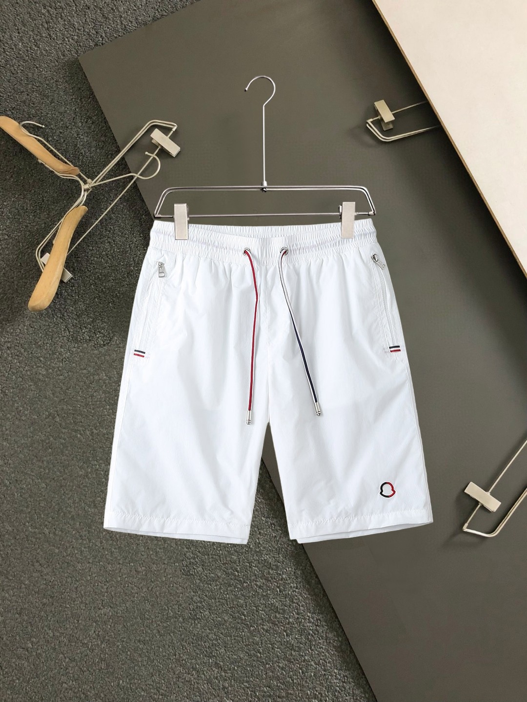 NO:937661,Mengkou 2026ss new summer style, original counter casual shorts, luxury classic brand original LOGO accessories, counter best-selling model, very comfortable to wear, low-key yet luxurious, very classy to wear. Needless to say the trousers style and tailoring, the upper body is exquisite and high-end, first-class and top-quality materials. Really palace-level casual pants. The cotton from Turkey is of outstanding quality. After heavy washing, the pants are very soft!  Not picky, the upper body is absolutely stylish and extremely luxurious. Sizes M-3XL.,,Moncler,shorts,19860909蒙口 2026ss夏季新款,原单专柜休闲短裤,奢华经典品牌原版LOGO配饰 专柜热销款 身穿着非常舒适 低调不失奢华 穿出去非常有档次 裤型款式和裁剪亦无需多言 上身精致跃然高档一等一顶级质料 真正殿堂级的休闲裤 选用土耳其的棉花品质卓然,经过重水洗使得裤子很柔软！不挑人 上身绝对的有型 极度奢华. 尺码M-3XL.,,Moncler,shorts,,Men's clothing