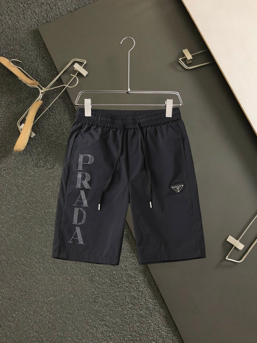 NO:937664,Prada 2026ss new summer style, original counter casual shorts, luxury classic brand original LOGO accessories, counter best-selling model, very comfortable to wear, low-key yet luxurious, very classy to wear. Needless to say, the trousers style and tailoring. The upper body is exquisite and high-end, first-class and top-quality materials. Really palace-level casual trousers. The cotton of Turkish quality is selected, and the trousers are very soft after heavy washing!  Not picky, the upper body is absolutely stylish and extremely luxurious. Sizes M-3XL.,,prada,shorts,19860909普拉达 2026ss夏季新款,原单专柜休闲短裤,奢华经典品牌原版LOGO配饰 专柜热销款 身穿着非常舒适 低调不失奢华 穿出去非常有档次 裤型款式和裁剪亦无需多言 上身精致跃然高档一等一顶级质料 真正殿堂级的休闲裤 选用土耳其的棉花品质卓然,经过重水洗使得裤子很柔软！不挑人 上身绝对的有型 极度奢华. 尺码M-3XL.,,prada,shorts,,Men's clothing