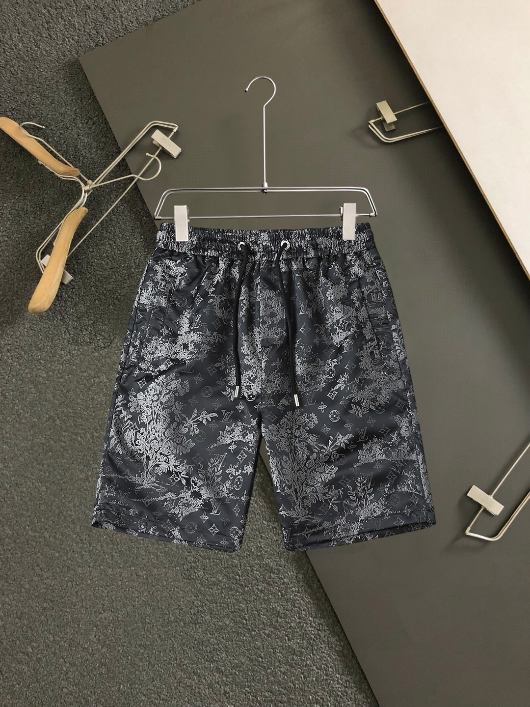 NO:937667,LV 2026ss new summer style, original counter casual shorts, luxury classic brand original LOGO accessories, counter best-selling model, very comfortable to wear, low-key yet luxurious, very classy to wear. Needless to say the trousers style and tailoring, the upper body is exquisite and high-end, first-class and top-quality materials. Really palace-level casual trousers. The cotton of Turkey is of outstanding quality. After heavy washing, the trousers are very soft!  Not picky, the upper body is absolutely stylish and extremely luxurious. Sizes M-3XL.,,louis vuitton,shorts,19860909LV 2026ss夏季新款,原单专柜休闲短裤,奢华经典品牌原版LOGO配饰 专柜热销款 身穿着非常舒适 低调不失奢华 穿出去非常有档次 裤型款式和裁剪亦无需多言 上身精致跃然高档一等一顶级质料 真正殿堂级的休闲裤 选用土耳其的棉花品质卓然,经过重水洗使得裤子很柔软！不挑人 上身绝对的有型 极度奢华. 尺码M-3XL.,,louis vuitton,shorts,,Men's clothing