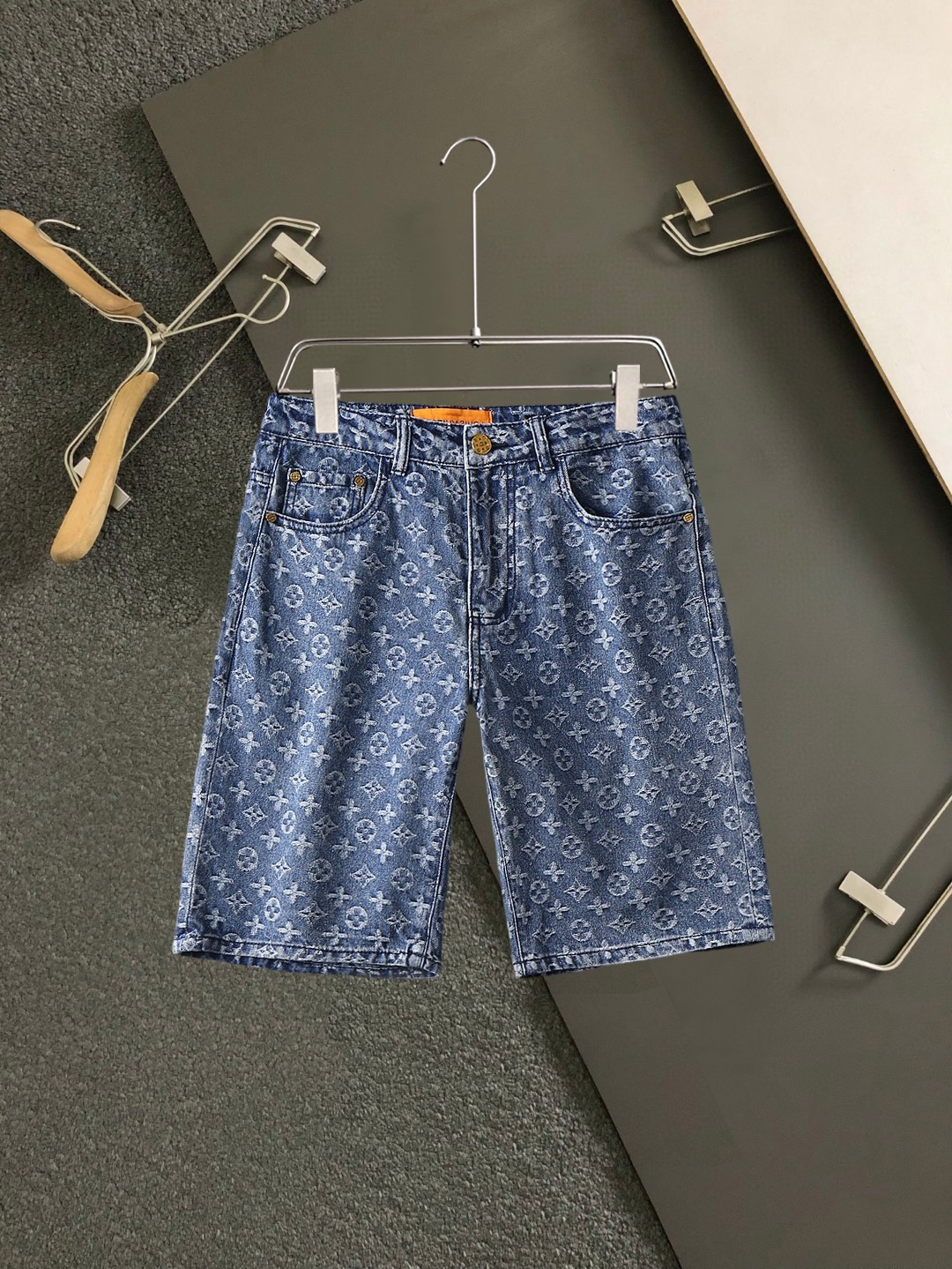NO:937681,LV 2026 new summer men's jeans shorts, heavy craftsmanship, advanced custom fabrics, breathable fabrics, extremely breathable, elastic and comfortable, impeccable details, top accessories, original logo design concept, delicate and soft feel!  The upper body shape is awesome!  Size 29-36,,louis vuitton,shorts,jeans,19860909LV 2026夏季新款男士牛仔裤短裤,重工艺高级定制面料透气面料 透气弹力舒适度极高,细节无可挑剔,顶级辅料配备,原版logo设计理念,手感细腻柔软！上身版型超赞！尺码29-36,,louis vuitton,shorts,jeans,,Men's clothing