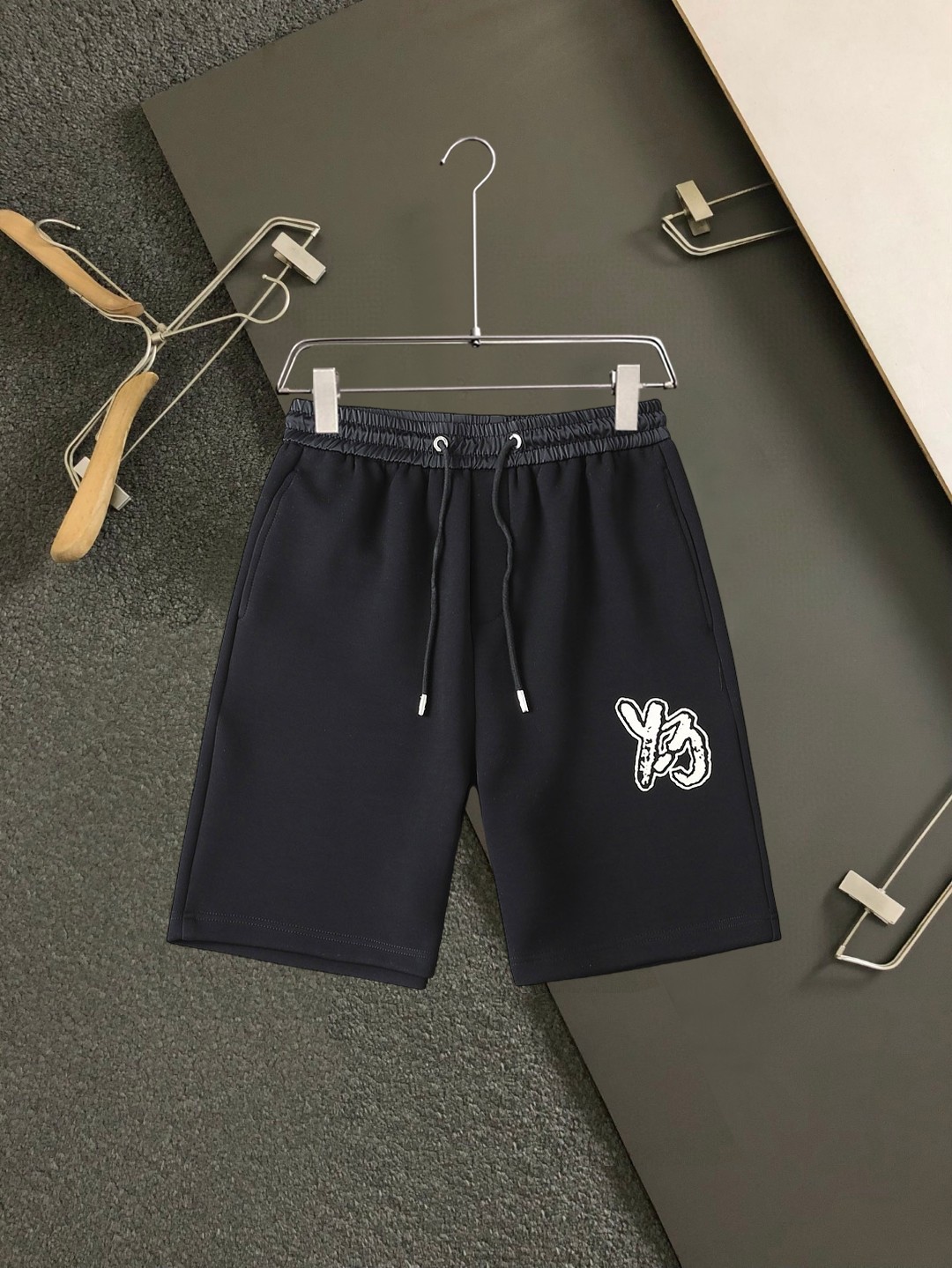 NO:937670,Y3 2026ss new summer style, original counter casual shorts, luxury classic brand original LOGO accessories, counter best-selling model, very comfortable to wear, low-key yet luxurious, very classy to wear. Needless to say the trousers style and tailoring, the upper body is exquisite and high-end, first-class and top-quality materials. Really palace-level casual trousers. The cotton of Turkish quality is selected, and the trousers are very soft after heavy washing!  Not picky, the upper body is absolutely stylish and extremely luxurious. Sizes M-3XL.,,shorts,19860909Y3 2026ss夏季新款,原单专柜休闲短裤,奢华经典品牌原版LOGO配饰 专柜热销款 身穿着非常舒适 低调不失奢华 穿出去非常有档次 裤型款式和裁剪亦无需多言 上身精致跃然高档一等一顶级质料 真正殿堂级的休闲裤 选用土耳其的棉花品质卓然,经过重水洗使得裤子很柔软！不挑人 上身绝对的有型 极度奢华. 尺码M-3XL.,,shorts,,Men's clothing