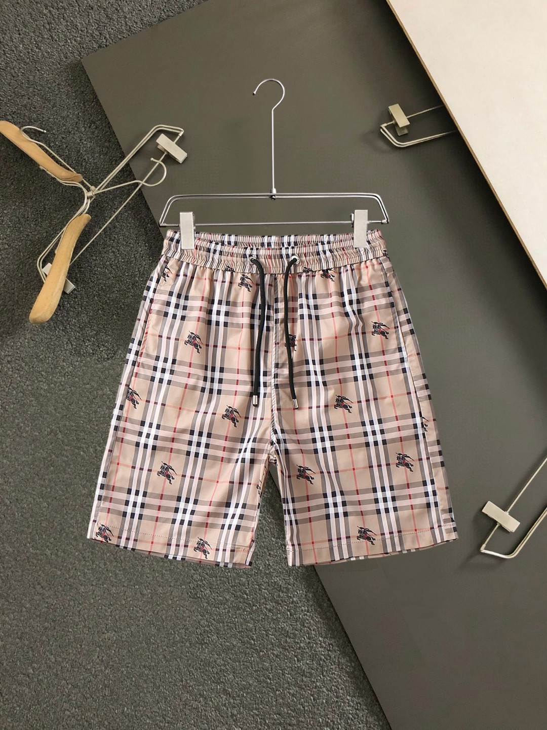 NO:438488,Burberry SS summer new style, original single counter casual shorts, luxury classic brand original LOGO accessories, hot-selling models for counters, very comfortable to wear, low-key and luxurious, very classy when worn, no need to say much about the pants style and cutting, exquisite and vivid high-end and top-quality materials, truly palace-level casual pants, Turkish cotton quality, heavy washing makes the pants very soft!  Not picky about people, the upper body is absolutely stylish and extremely luxurious. Size M-3XL., burberry, shorts, alexander wang19860909巴宝莉 ss夏季新款,原单专柜休闲短裤,奢华经典品牌原版LOGO配饰 专柜热销款 身穿着非常舒适 低调不失奢华 穿出去非常有档次 裤型款式和裁剪亦无需多言 上身精致跃然高档一等一顶级质料 真正殿堂级的休闲裤 选用土耳其的棉花品质卓然,经过重水洗使得裤子很柔软！不挑人 上身绝对的有型 极度奢华. 尺码M-3XL.,,burberry,shorts,alexander wang,Men's clothing