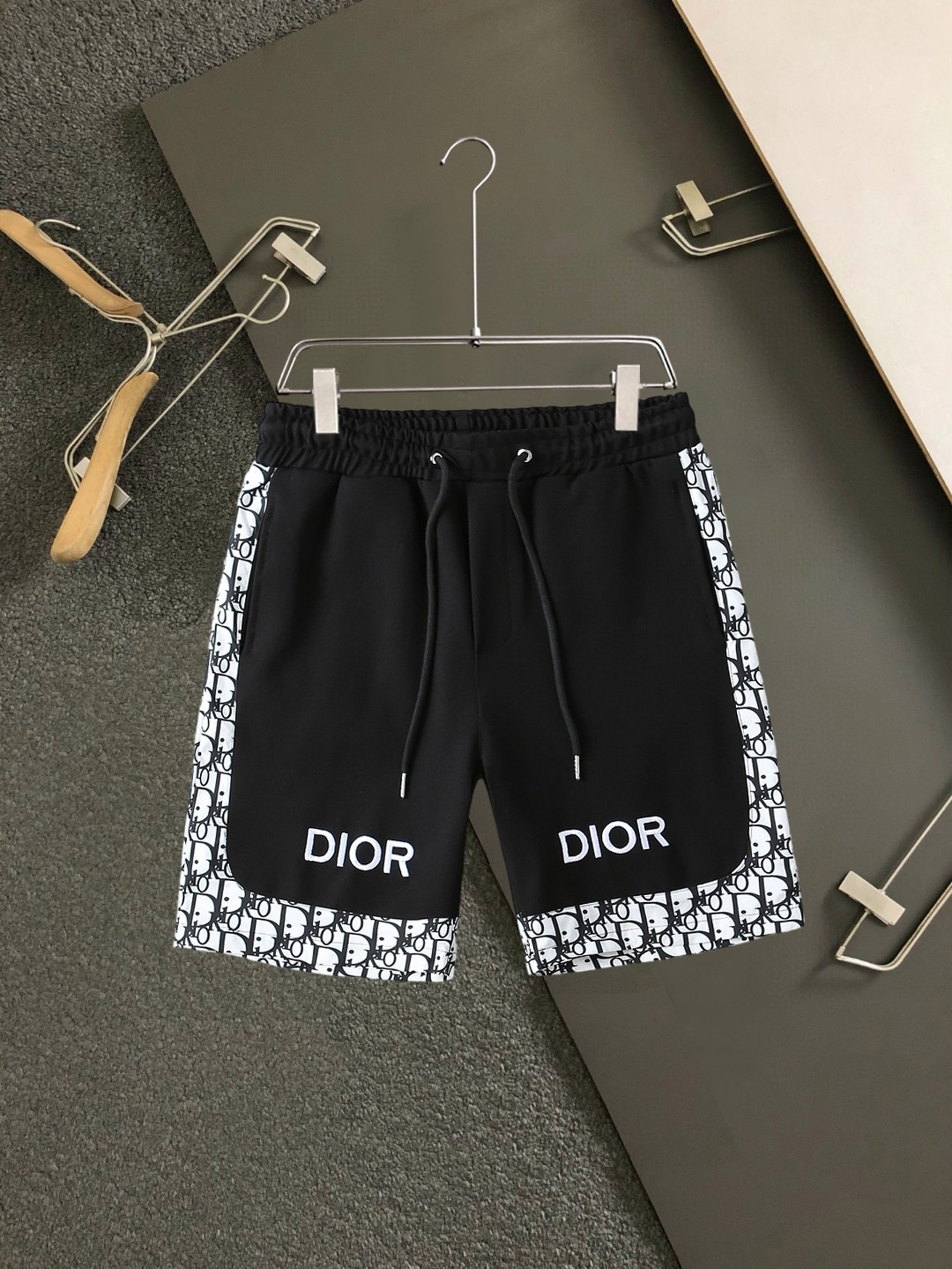 NO:859466,Dior 2026ss new summer style, original counter casual shorts, luxury classic brand original LOGO accessories, counter best-selling model, very comfortable to wear, low-key yet luxurious, very classy to wear. There is no need to say much about the trousers style and tailoring. The upper body is exquisite and high-end, first-class and top-quality materials. Really palace-level casual trousers. The cotton of Turkey is of outstanding quality. After heavy washing, the trousers are very soft!  Not picky, the upper body is absolutely stylish and extremely luxurious. Sizes M-3XL.,,dior,shorts,19860909迪奥 2026ss夏季新款,原单专柜休闲短裤,奢华经典品牌原版LOGO配饰 专柜热销款 身穿着非常舒适 低调不失奢华 穿出去非常有档次 裤型款式和裁剪亦无需多言 上身精致跃然高档一等一顶级质料 真正殿堂级的休闲裤 选用土耳其的棉花品质卓然,经过重水洗使得裤子很柔软！不挑人 上身绝对的有型 极度奢华. 尺码M-3XL.,,dior,shorts,,Men's clothing
