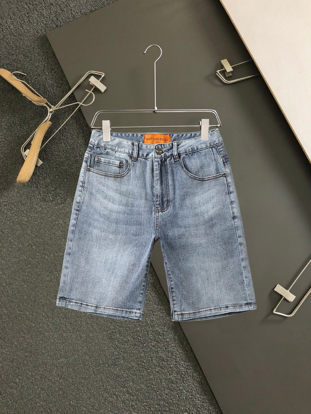 NO:937678,Fendi 2026 new summer men's jeans shorts, heavy craftsmanship, advanced custom fabrics, breathable fabrics, extremely breathable, elastic and comfortable, impeccable details, top accessories, original logo design concept, delicate and soft feel!  The upper body shape is awesome!  Size 29-36,,fendi,shorts,jeans,19860909芬迪 2026夏季新款男士牛仔裤短裤,重工艺高级定制面料透气面料 透气弹力舒适度极高,细节无可挑剔,顶级辅料配备,原版logo设计理念,手感细腻柔软！上身版型超赞！尺码29-36,,fendi,shorts,jeans,,Men's clothing