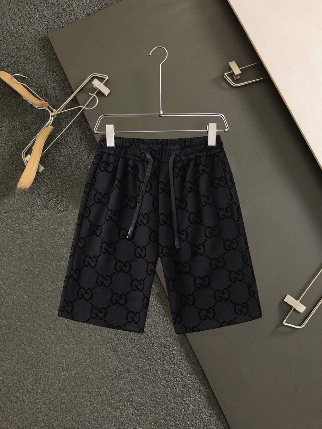 NO:937672,Gucci 2026ss new summer style, original counter casual shorts, luxury classic brand original LOGO accessories, best-selling counter, very comfortable to wear, low-key yet luxurious, very classy to wear. Needless to say, the trousers style and tailoring. The upper body is exquisite and high-end, first-class and top-quality materials. Really palace-level casual trousers. The cotton from Turkey is of outstanding quality. After heavy washing, the trousers are very soft!  Not picky, the upper body is absolutely stylish and extremely luxurious. Sizes M-3XL.,,shorts,19860909古奇 2026ss夏季新款,原单专柜休闲短裤,奢华经典品牌原版LOGO配饰 专柜热销款 身穿着非常舒适 低调不失奢华 穿出去非常有档次 裤型款式和裁剪亦无需多言 上身精致跃然高档一等一顶级质料 真正殿堂级的休闲裤 选用土耳其的棉花品质卓然,经过重水洗使得裤子很柔软！不挑人 上身绝对的有型 极度奢华. 尺码M-3XL.,,shorts,,Men's clothing