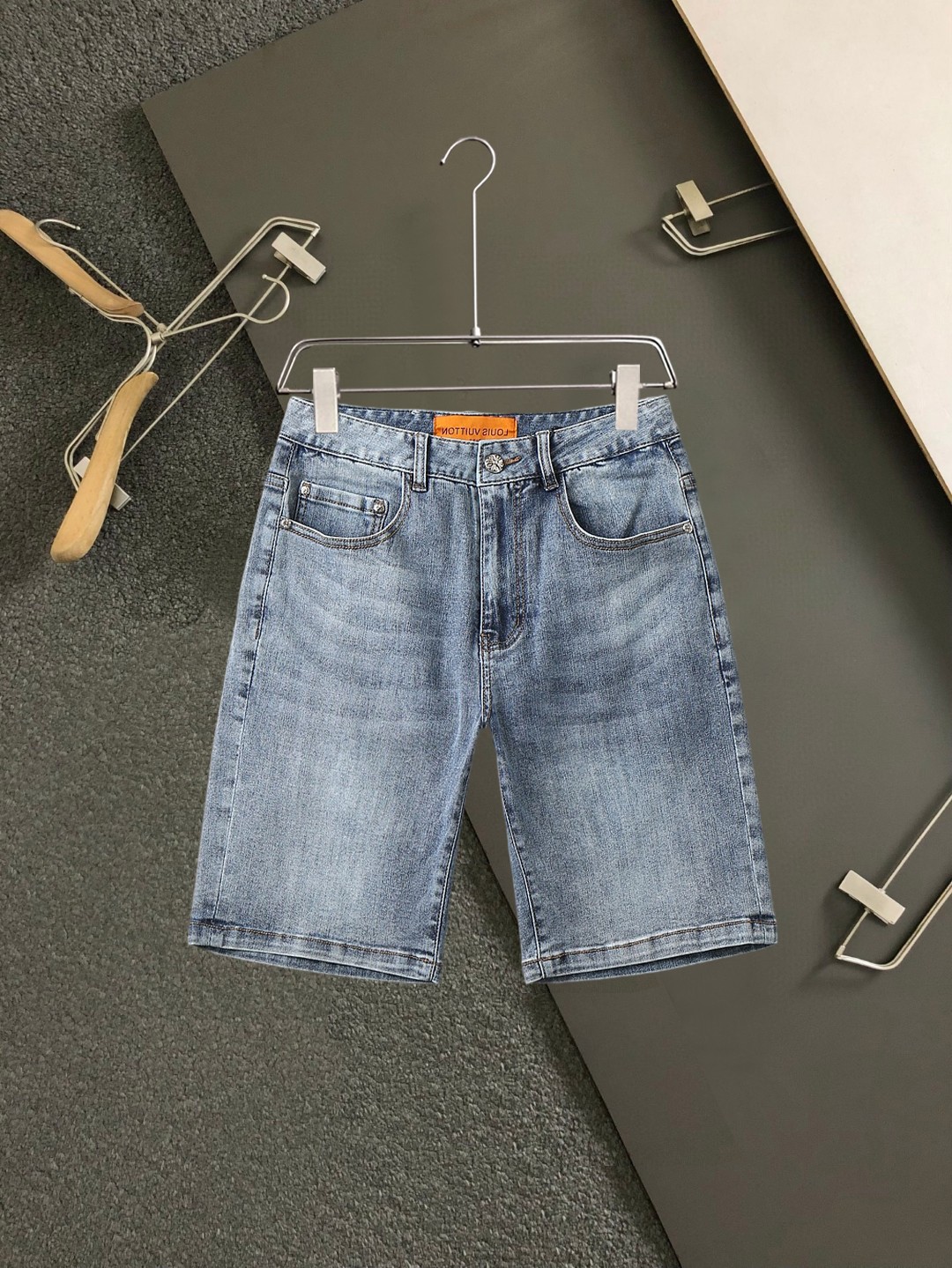 NO:937675,Croxin 2026 new summer men's jeans shorts, heavy craftsmanship, advanced custom fabrics, breathable fabrics, extremely breathable, elastic and comfortable, impeccable details, top accessories, original logo design concept, delicate and soft feel!  The upper body shape is awesome!  Size 29-36,,chrome hearts,shorts,jeans,19860909克罗心 2026夏季新款男士牛仔裤短裤,重工艺高级定制面料透气面料 透气弹力舒适度极高,细节无可挑剔,顶级辅料配备,原版logo设计理念,手感细腻柔软！上身版型超赞！尺码29-36,,chrome hearts,shorts,jeans,,Men's clothing