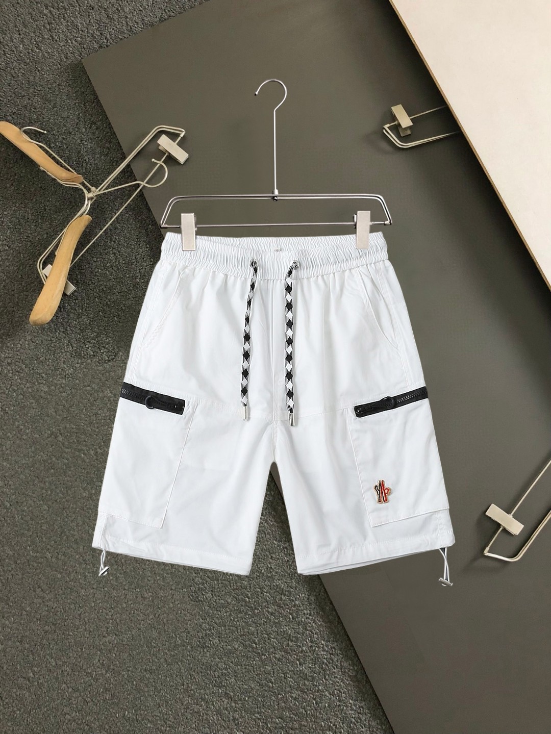 NO:438486,The new summer style of the covers, original single counter casual shorts, luxury classic brand original LOGO accessories, hot-selling models of the counter, very comfortable to wear, low-key and luxurious, very classy when worn, there is no need to say much about the trouser style and cutting, the upper body is exquisite and vivid, high-end and top-quality materials, a truly palace-level casual pants, Turkish cotton quality, heavy washing makes the pants very soft!  Not picky about people, the upper body is absolutely stylish and extremely luxurious. Size M-3XL., Moncler, shorts, alexander wang19860909蒙口 ss夏季新款,原单专柜休闲短裤,奢华经典品牌原版LOGO配饰 专柜热销款 身穿着非常舒适 低调不失奢华 穿出去非常有档次 裤型款式和裁剪亦无需多言 上身精致跃然高档一等一顶级质料 真正殿堂级的休闲裤 选用土耳其的棉花品质卓然,经过重水洗使得裤子很柔软！不挑人 上身绝对的有型 极度奢华. 尺码M-3XL.,,Moncler,shorts,alexander wang,Men's clothing