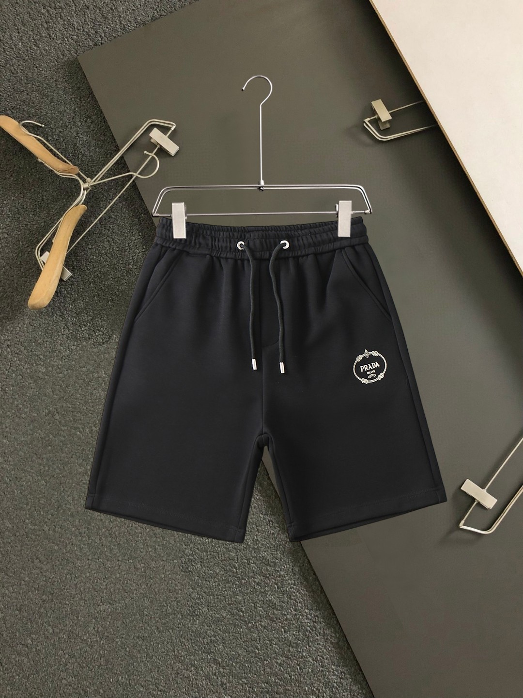 NO:438493,Prada SS summer new style, original single counter casual shorts, luxury classic brand original LOGO accessories, hot-selling models for counters, very comfortable to wear, low-key and luxurious, very classy when worn, no need to say much about the pants style and cutting, exquisite and vivid high-end and top-quality materials, truly palace-level casual pants, Turkish cotton quality, heavy washing makes the pants very soft!  Not picky about people, the upper body is absolutely stylish and extremely luxurious. Size M-3XL., prada, shorts, alexander wang19860909普拉达 ss夏季新款,原单专柜休闲短裤,奢华经典品牌原版LOGO配饰 专柜热销款 身穿着非常舒适 低调不失奢华 穿出去非常有档次 裤型款式和裁剪亦无需多言 上身精致跃然高档一等一顶级质料 真正殿堂级的休闲裤 选用土耳其的棉花品质卓然,经过重水洗使得裤子很柔软！不挑人 上身绝对的有型 极度奢华. 尺码M-3XL.,,prada,shorts,alexander wang,Men's clothing