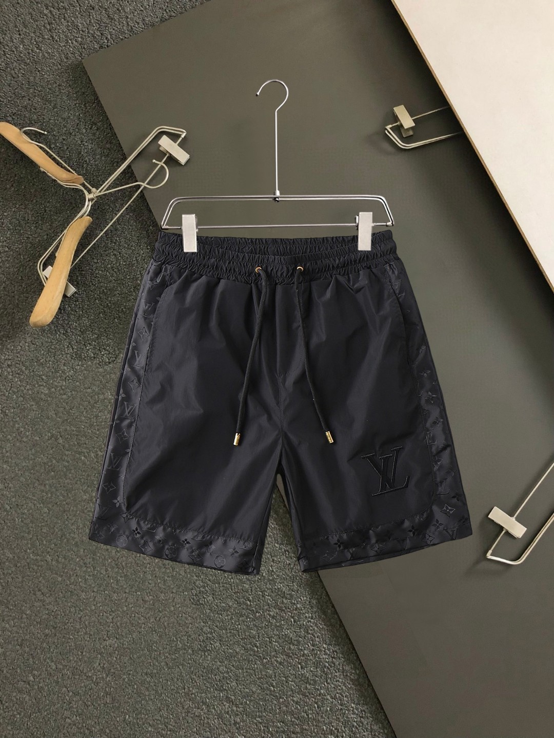 NO:438502,New summer style of LV ss, original single counter casual shorts, luxury classic brand original LOGO accessories, hot-selling models of counters, very comfortable to wear, low-key and luxurious, very classy when worn, no need to say much about the pants style and cutting, exquisite and vivid high-end and top-quality materials, truly palace-level casual pants, Turkish cotton quality, heavy washing makes the pants very soft!  Not picky about people, the upper body is absolutely stylish and extremely luxurious. Size M-3XL.,,louis vuitton, shorts,alexander wang19860909LV ss夏季新款,原单专柜休闲短裤,奢华经典品牌原版LOGO配饰 专柜热销款 身穿着非常舒适 低调不失奢华 穿出去非常有档次 裤型款式和裁剪亦无需多言 上身精致跃然高档一等一顶级质料 真正殿堂级的休闲裤 选用土耳其的棉花品质卓然,经过重水洗使得裤子很柔软！不挑人 上身绝对的有型 极度奢华. 尺码M-3XL.,,louis vuitton,shorts,alexander wang,Men's clothing