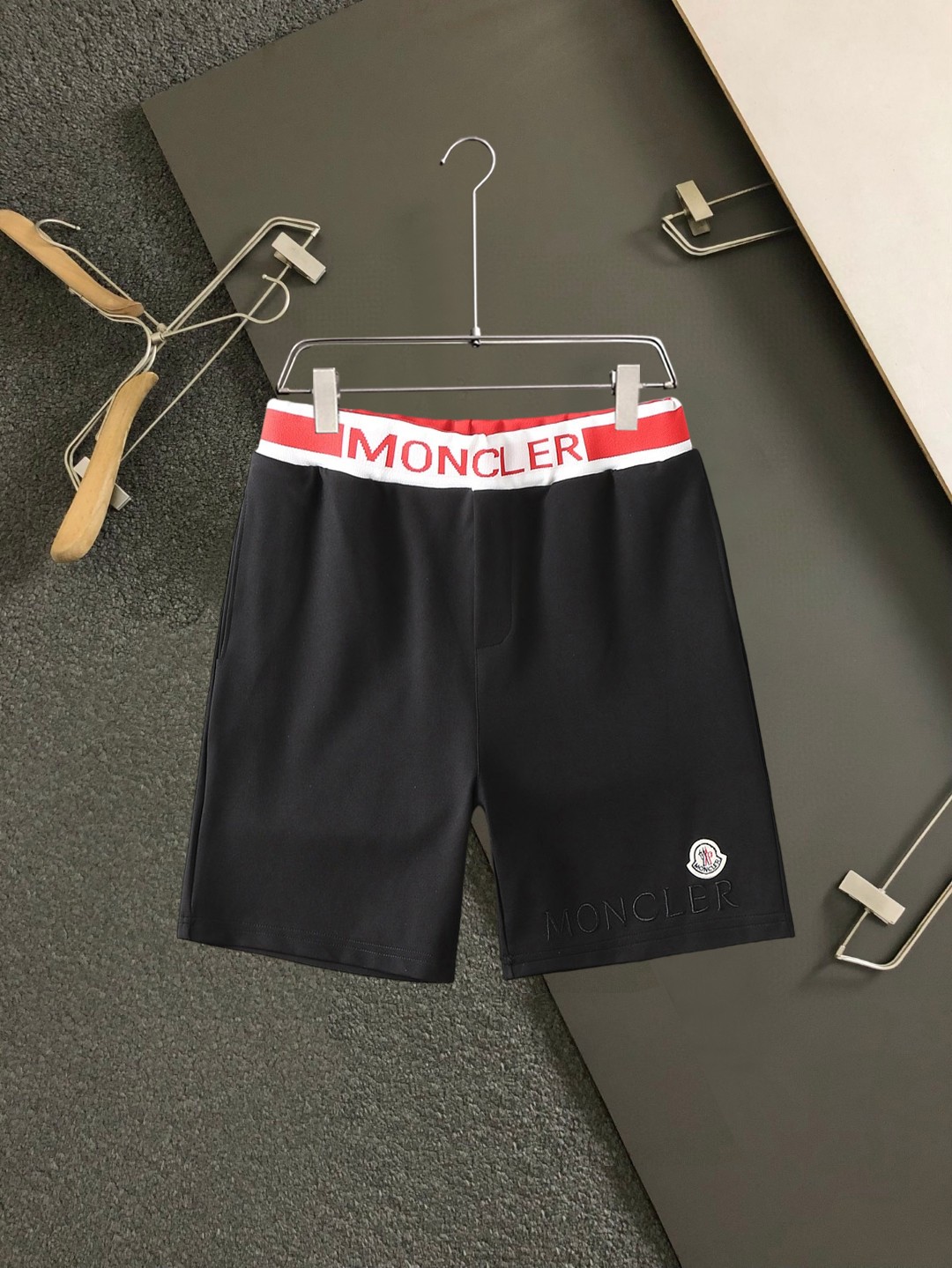 NO:438510,The new summer style of the covers, original single counter casual shorts, luxury classic brand original LOGO accessories, hot-selling models of the counter, very comfortable to wear, low-key and luxurious, very classy when worn, there is no need to say much about the trouser style and cutting, the upper body is exquisite and vivid, high-end and top-quality materials, a truly palace-level casual pants, Turkish cotton quality, heavy washing makes the pants very soft!  Not picky about people, the upper body is absolutely stylish and extremely luxurious. Size M-3XL., Moncler, shorts, alexander wang19860909蒙口 ss夏季新款,原单专柜休闲短裤,奢华经典品牌原版LOGO配饰 专柜热销款 身穿着非常舒适 低调不失奢华 穿出去非常有档次 裤型款式和裁剪亦无需多言 上身精致跃然高档一等一顶级质料 真正殿堂级的休闲裤 选用土耳其的棉花品质卓然,经过重水洗使得裤子很柔软！不挑人 上身绝对的有型 极度奢华. 尺码M-3XL.,,Moncler,shorts,alexander wang,Men's clothing