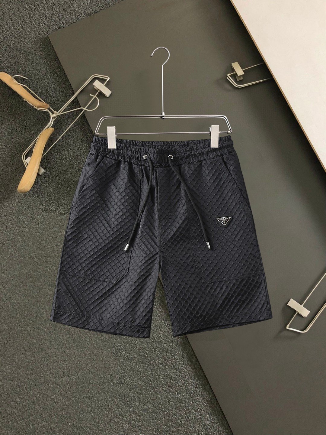 NO:438517,Prada SS summer new style, original single counter casual shorts, luxury classic brand original LOGO accessories, hot-selling models for counters, very comfortable to wear, low-key and luxurious, very classy when worn, no need to say much about the pants style and cutting, exquisite and vivid high-end and top-quality materials, truly palace-level casual pants, Turkish cotton quality, heavy washing makes the pants very soft!  Not picky about people, the upper body is absolutely stylish and extremely luxurious. Size M-3XL., prada, shorts, alexander wang19860909普拉达 ss夏季新款,原单专柜休闲短裤,奢华经典品牌原版LOGO配饰 专柜热销款 身穿着非常舒适 低调不失奢华 穿出去非常有档次 裤型款式和裁剪亦无需多言 上身精致跃然高档一等一顶级质料 真正殿堂级的休闲裤 选用土耳其的棉花品质卓然,经过重水洗使得裤子很柔软！不挑人 上身绝对的有型 极度奢华. 尺码M-3XL.,,prada,shorts,alexander wang,Men's clothing