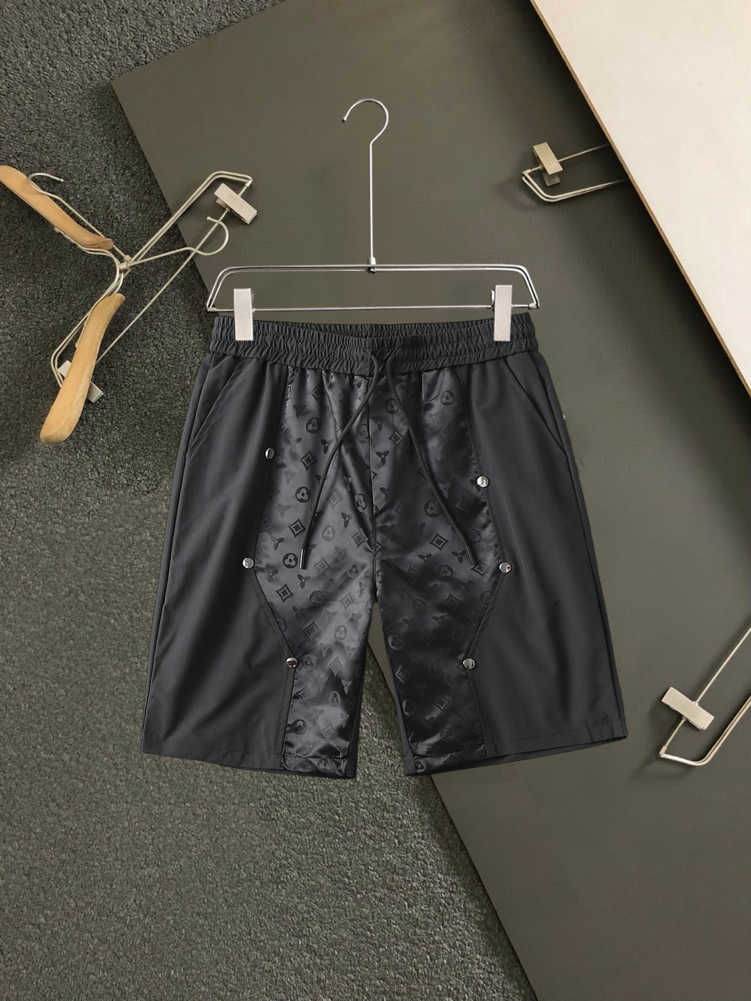 NO:438524,New summer style of LV ss, original single counter casual shorts, luxury classic brand original LOGO accessories, hot-selling models of counters, very comfortable to wear, low-key and luxurious, very classy when worn, no need to say much about the pants style and cutting, exquisite and vivid high-end and top-quality materials, truly palace-level casual pants, Turkish cotton quality, heavy washing makes the pants very soft!  Not picky about people, the upper body is absolutely stylish and extremely luxurious. Size M-3XL.,,louis vuitton, shorts,alexander wang19860909LV ss夏季新款,原单专柜休闲短裤,奢华经典品牌原版LOGO配饰 专柜热销款 身穿着非常舒适 低调不失奢华 穿出去非常有档次 裤型款式和裁剪亦无需多言 上身精致跃然高档一等一顶级质料 真正殿堂级的休闲裤 选用土耳其的棉花品质卓然,经过重水洗使得裤子很柔软！不挑人 上身绝对的有型 极度奢华. 尺码M-3XL.,,louis vuitton,shorts,alexander wang,Men's clothing