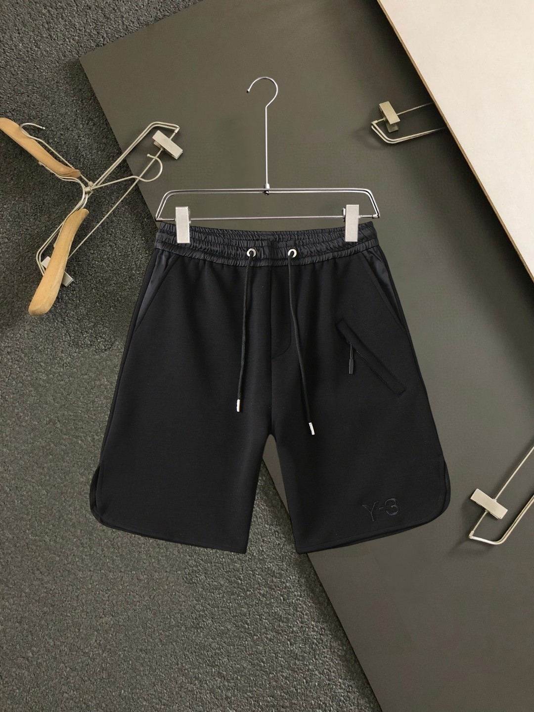 NO:438545,Y3 ss summer new style, original single counter casual shorts, luxury classic brand original LOGO accessories, hot-selling models for counters, very comfortable to wear, low-key and luxurious, very classy when worn, no need to say much about the pants style and cutting, exquisite and vivid high-end and top-quality materials, truly palace-level casual pants, Turkish cotton quality, heavy washing makes the pants very soft!  Not picky about people, the upper body is absolutely stylish and extremely luxurious. Size M-3XL., shorts, alexander wang19860909Y3 ss夏季新款,原单专柜休闲短裤,奢华经典品牌原版LOGO配饰 专柜热销款 身穿着非常舒适 低调不失奢华 穿出去非常有档次 裤型款式和裁剪亦无需多言 上身精致跃然高档一等一顶级质料 真正殿堂级的休闲裤 选用土耳其的棉花品质卓然,经过重水洗使得裤子很柔软！不挑人 上身绝对的有型 极度奢华. 尺码M-3XL.,,shorts,alexander wang,Men's clothing