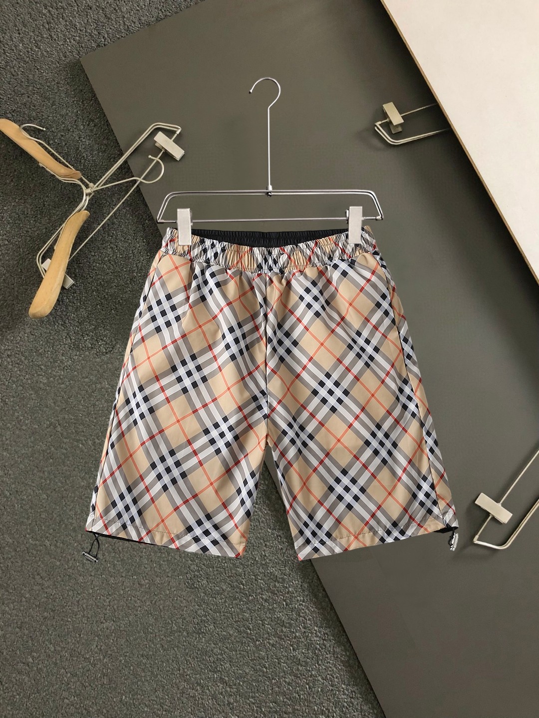 NO:438552,Burberry SS summer new style, original single counter casual double-sided shorts, luxury classic brand original LOGO accessories, hot-selling models for the counter, very comfortable to wear, low-key and luxurious, very classy when worn, no need to say much about the pants style and cutting, exquisite and vivid high-end quality, top quality, real palace-level casual pants, Turkish cotton quality, heavy washing makes the pants very soft!  Not picky about people, the upper body is absolutely stylish and extremely luxurious. Size M-3XL., burberry, shorts, alexander wang19860909巴宝莉 ss夏季新款,原单专柜休闲双面穿短裤,奢华经典品牌原版LOGO配饰 专柜热销款 身穿着非常舒适 低调不失奢华 穿出去非常有档次 裤型款式和裁剪亦无需多言 上身精致跃然高档一等一顶级质料 真正殿堂级的休闲裤 选用土耳其的棉花品质卓然,经过重水洗使得裤子很柔软！不挑人 上身绝对的有型 极度奢华. 尺码M-3XL.,,burberry,shorts,alexander wang,Men's clothing