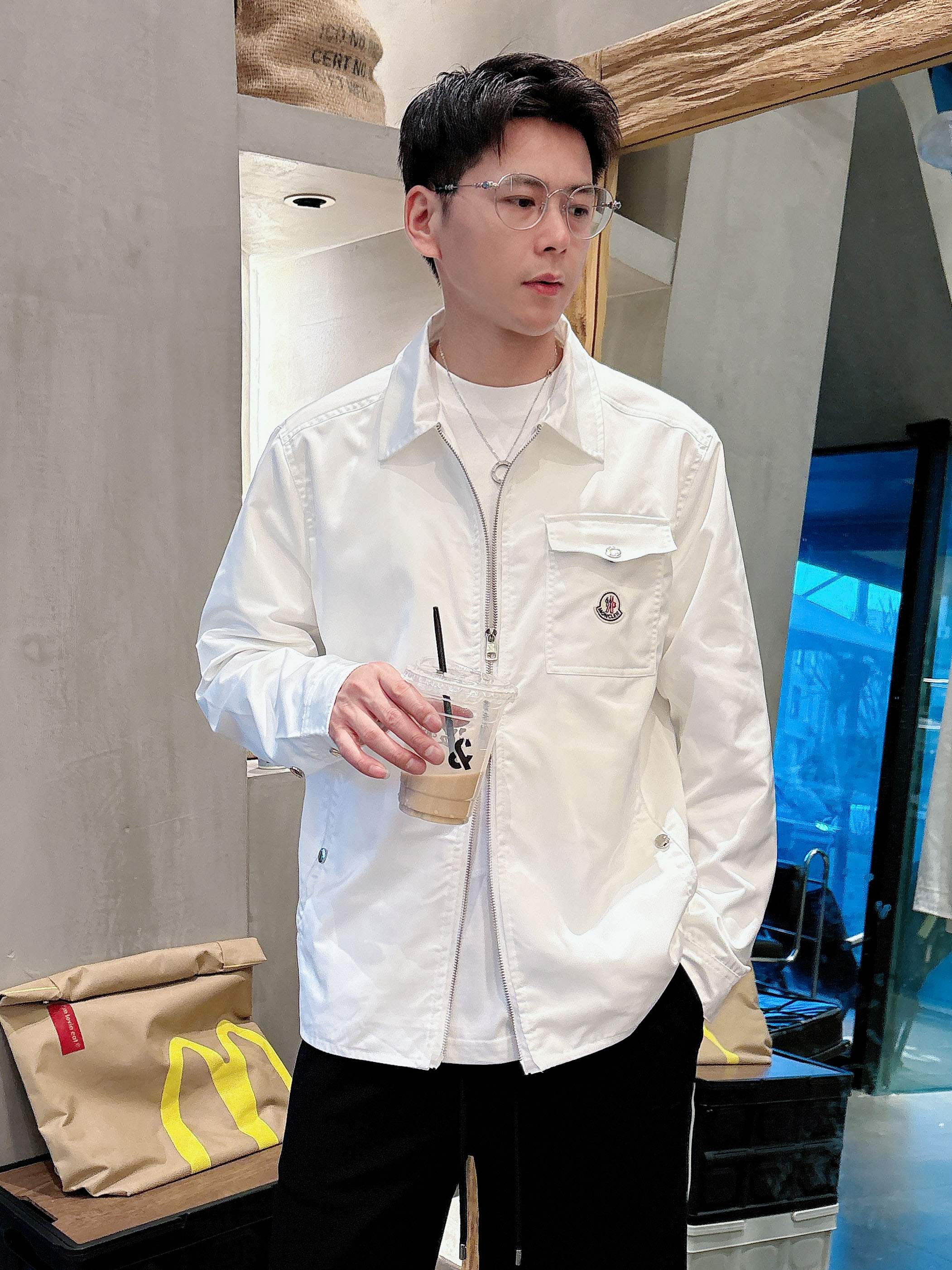 NO:745420,Same style as Mengkou official website, on sale in advance!  2026ss new spring men's jackets, original high-end version with three standards!  With hidden hood, custom-made fabrics at the counter, highly breathable and comfortable, impeccable details, brand element design concept, reflecting high quality. It feels delicate and soft!  It presents a casual cut and the upper body shape is awesome!  Size M～3XL, maximum wearing capacity is 195 catties.,,Moncler,jackets & coats,jackets & coats,hats,19860909蒙口 官网同款,提前发售！2026ss开春新款男士夹克外套,原单三标齐全高端版本！带隐藏帽,专柜定制面料 透气舒适度高,细节无可挑剔,品牌元素设计理念,体现高品质.手感细腻柔软！呈现休闲裁剪,上身版型超赞！码数M～3XL,最大穿195斤.,,Moncler,jackets & coats,jackets & coats,hats,,Men's clothing