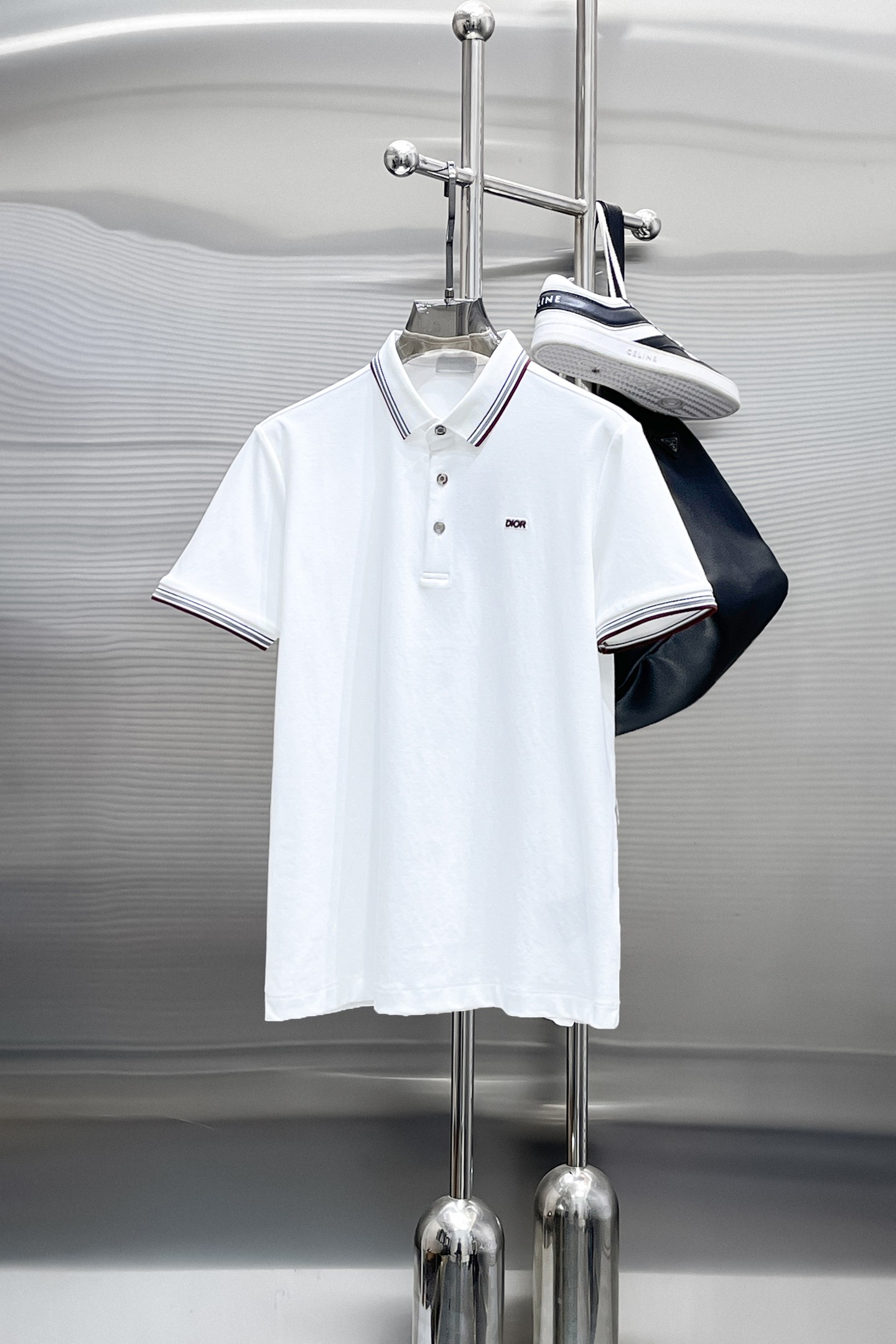 NO:870197,Dior 2026ss summer new letter logo men's lapel Polo shirt!  Classic business men's style, the ceiling-level business men's style of high-end men's clothing!  Simple and fashionable yet elegant, it looks great when worn alone, and quality control/details control can be taken away with your eyes closed. It is low-key, luxurious and connotative!  The custom-woven mesh pique cotton fabric supplied by the customer is carefully made. The mesh texture is evenly arranged on the surface of the fabric. It has excellent breathability and heat dissipation and perspiration. The upper body comfort is completely better than ordinary single-sided jersey tissue!  The classic brand LOGO on the chest is made with top-notch craftsmanship. The LOGO is three-dimensional, clear and full, and has extraordinary texture. Whether it is worn as an inner layer or worn alone, it is a classic product!  The exquisite tailoring process, every detail is handled very standard and delicately, which cannot be compared with other low-end products on the market. It is a must-have basic and versatile Polo shirt for men!  Various colors, sizes M-4xl, dior,19860909迪奥 2026ss夏季新款字母logo男士翻领Polo衫！经典商务男款,高端男装的天花板级别的商务男款！简约时尚大气不失优雅,单穿内搭体面过人,品质控/细节控的闭眼带走,低调又奢华有内涵！ 客供定织网眼珠地棉布精心制成,面料表面排列均匀整齐的网眼纹理,透气性和散热排汗性极佳,上身舒适程度完全优于普通单面汗布组织！胸前经典的品牌LOGO标识,采用顶级工艺打造,LOGO立体清晰饱满,质感非凡的特质,无论是内搭还是单穿都是一款经典领域的产品！精妙绝伦的裁剪工艺,每一个细节处理的非常标准细腻,非市面一般LOW货可以媲美的,男士必入基础百搭款Polo衫推荐！ 颜色多颜色 尺码M-4xl,,dior,,Men's clothing