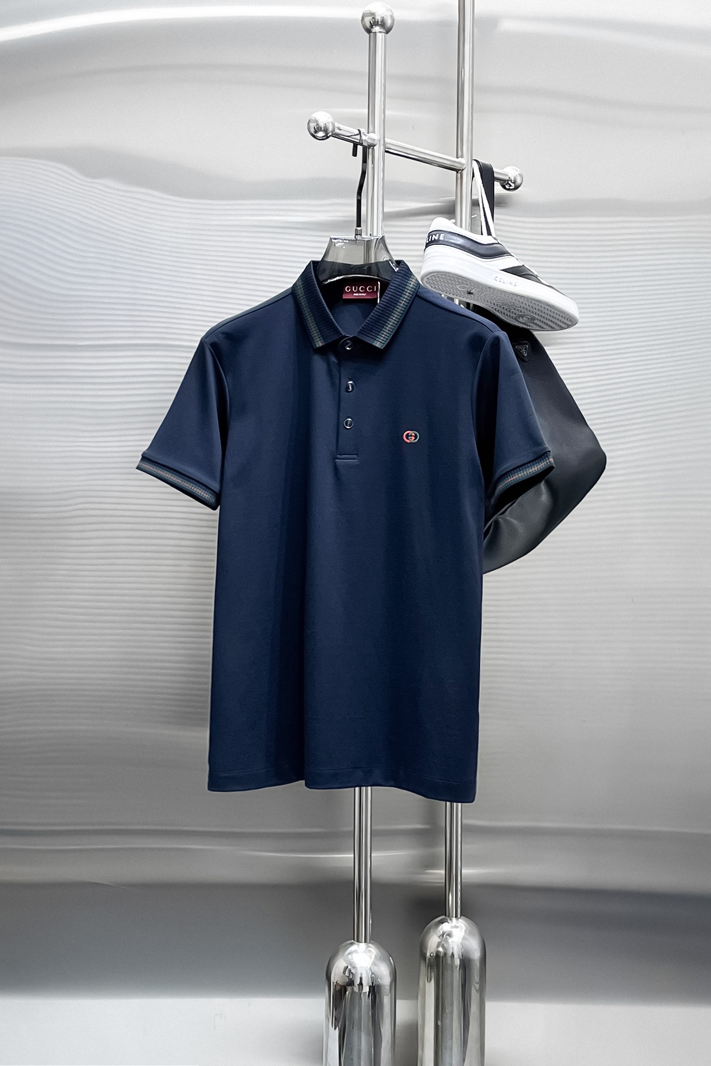 NO:870204,Gucci 2026ss summer new letter logo men's lapel Polo shirt!  Classic business men's style, the ceiling-level business men's style of high-end men's clothing!  Simple and fashionable yet elegant, it looks great when worn alone, and quality control/details control can be taken away with your eyes closed. It is low-key, luxurious and connotative!  The custom-woven mesh pique cotton fabric supplied by the customer is carefully made. The mesh texture is evenly arranged on the surface of the fabric. It has excellent breathability and heat dissipation and perspiration. The upper body comfort is completely better than ordinary single-sided jersey tissue!  The classic brand LOGO on the chest is made with top-notch craftsmanship. The LOGO is three-dimensional, clear and full, and has extraordinary texture. Whether it is worn as an inner layer or worn alone, it is a classic product!  The exquisite tailoring process, every detail is handled very standard and delicately, which cannot be compared with other low-end products on the market. It is a must-have basic and versatile Polo shirt for men!  Available in multiple colors, sizes M-4xl,,19860909古奇 2026ss夏季新款字母logo男士翻领Polo衫！经典商务男款,高端男装的天花板级别的商务男款！简约时尚大气不失优雅,单穿内搭体面过人,品质控/细节控的闭眼带走,低调又奢华有内涵！ 客供定织网眼珠地棉布精心制成,面料表面排列均匀整齐的网眼纹理,透气性和散热排汗性极佳,上身舒适程度完全优于普通单面汗布组织！胸前经典的品牌LOGO标识,采用顶级工艺打造,LOGO立体清晰饱满,质感非凡的特质,无论是内搭还是单穿都是一款经典领域的产品！精妙绝伦的裁剪工艺,每一个细节处理的非常标准细腻,非市面一般LOW货可以媲美的,男士必入基础百搭款Polo衫推荐！ 颜色多颜色 尺码M-4xl,,,Men's clothing