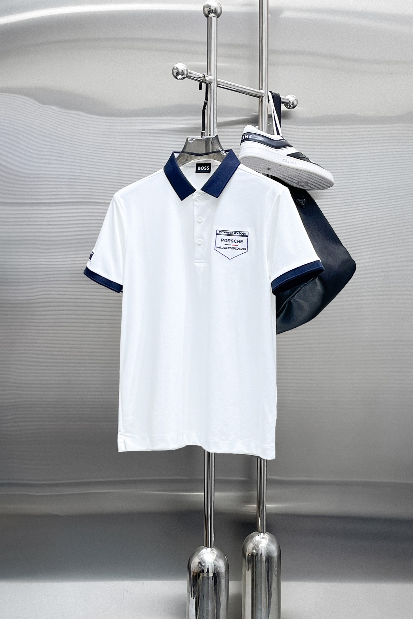 NO:870210,BOSS 2026ss summer new letter logo men's lapel Polo shirt!  Classic business men's style, the ceiling-level business men's style of high-end men's clothing!  Simple and fashionable yet elegant, it looks great when worn alone, and quality control/details control can be taken away with your eyes closed. It is low-key, luxurious and connotative!  The custom-woven mesh pique cotton fabric supplied by the customer is carefully made. The mesh texture is evenly arranged on the surface of the fabric. It has excellent breathability and heat dissipation and perspiration. The upper body comfort is completely better than ordinary single-sided jersey tissue!  The classic brand LOGO on the chest is made with top-notch craftsmanship. The LOGO is three-dimensional, clear and full, and has extraordinary texture. Whether it is worn as an inner layer or worn alone, it is a classic product!  The exquisite tailoring process, every detail is handled very standard and delicately, which cannot be compared with other low-end products on the market. It is a must-have basic and versatile Polo shirt for men!  Available in multiple colors, sizes M-4xl,,19860909BOSS 2026ss夏季新款字母logo男士翻领Polo衫！经典商务男款,高端男装的天花板级别的商务男款！简约时尚大气不失优雅,单穿内搭体面过人,品质控/细节控的闭眼带走,低调又奢华有内涵！ 客供定织网眼珠地棉布精心制成,面料表面排列均匀整齐的网眼纹理,透气性和散热排汗性极佳,上身舒适程度完全优于普通单面汗布组织！胸前经典的品牌LOGO标识,采用顶级工艺打造,LOGO立体清晰饱满,质感非凡的特质,无论是内搭还是单穿都是一款经典领域的产品！精妙绝伦的裁剪工艺,每一个细节处理的非常标准细腻,非市面一般LOW货可以媲美的,男士必入基础百搭款Polo衫推荐！ 颜色多颜色 尺码M-4xl,,,Men's clothing