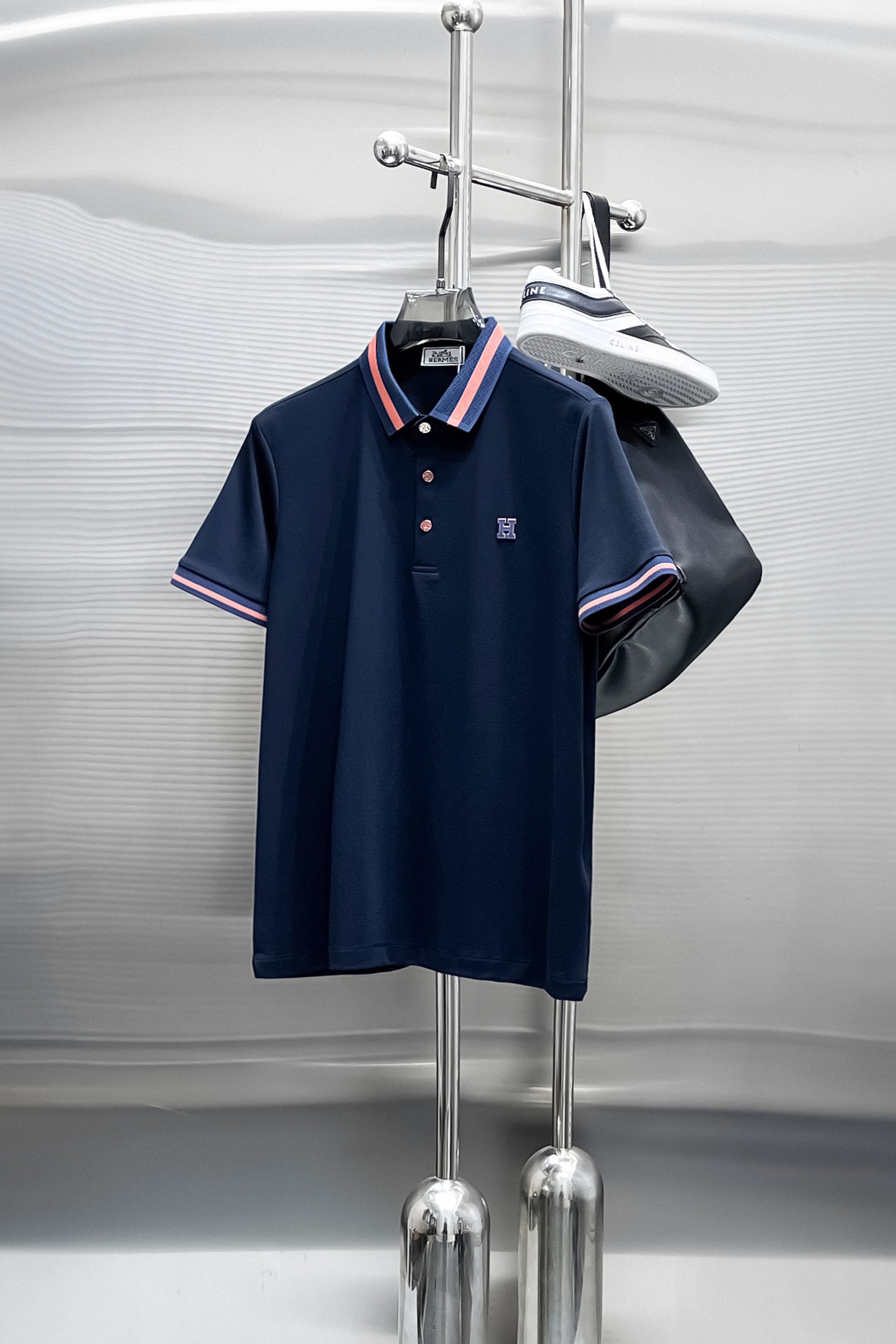 NO:870218,Hermès 2026ss summer new letter logo men’s lapel polo shirt!  Classic business men's style, the ceiling-level business men's style of high-end men's clothing!  Simple and fashionable yet elegant, it looks great when worn alone, and quality control/details control can be taken away with your eyes closed. It is low-key, luxurious and connotative!  The custom-woven mesh pique cotton fabric supplied by the customer is carefully made. The mesh texture is evenly arranged on the surface of the fabric. It has excellent breathability and heat dissipation and perspiration. The upper body comfort is completely better than ordinary single-sided jersey tissue!  The classic brand LOGO on the chest is made with top-notch craftsmanship. The LOGO is three-dimensional, clear and full, and has extraordinary texture. Whether it is worn as an inner layer or worn alone, it is a classic product!  The exquisite tailoring process, every detail is handled very standard and delicately, which cannot be compared with other low-end products on the market. It is a must-have basic and versatile Polo shirt for men!  Available in multiple colors, sizes M-4xl, hermes,19860909爱马仕 2026ss夏季新款字母logo男士翻领Polo衫！经典商务男款,高端男装的天花板级别的商务男款！简约时尚大气不失优雅,单穿内搭体面过人,品质控/细节控的闭眼带走,低调又奢华有内涵！ 客供定织网眼珠地棉布精心制成,面料表面排列均匀整齐的网眼纹理,透气性和散热排汗性极佳,上身舒适程度完全优于普通单面汗布组织！胸前经典的品牌LOGO标识,采用顶级工艺打造,LOGO立体清晰饱满,质感非凡的特质,无论是内搭还是单穿都是一款经典领域的产品！精妙绝伦的裁剪工艺,每一个细节处理的非常标准细腻,非市面一般LOW货可以媲美的,男士必入基础百搭款Polo衫推荐！ 颜色多颜色 尺码M-4xl,,hermes,,Men's clothing