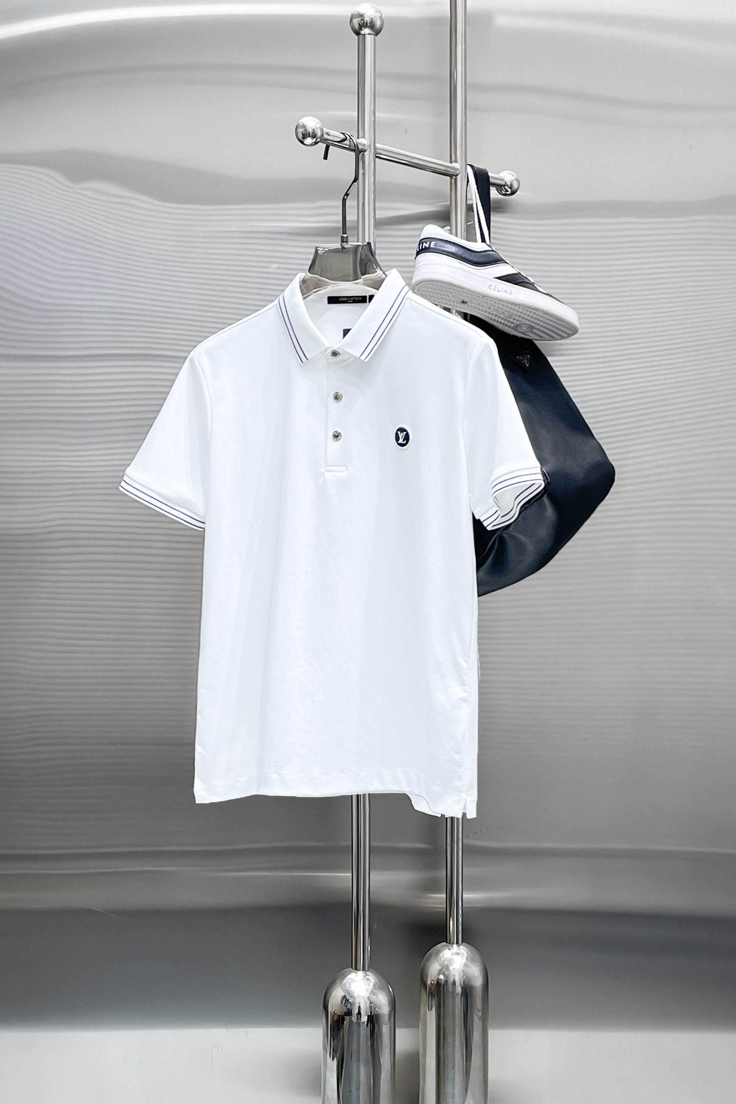 NO:870225,LV 2026ss summer new letter logo men’s lapel Polo shirt!  Classic business men's style, the ceiling-level business men's style of high-end men's clothing!  Simple and fashionable yet elegant, it looks great when worn alone, and quality control/details control can be taken away with your eyes closed. It is low-key, luxurious and connotative!  The custom-woven mesh pique cotton fabric supplied by the customer is carefully made. The mesh texture is evenly arranged on the surface of the fabric. It has excellent breathability and heat dissipation and perspiration. The upper body comfort is completely better than ordinary single-sided jersey tissue!  The classic brand LOGO on the chest is made with top-notch craftsmanship. The LOGO is three-dimensional, clear and full, and has extraordinary texture. Whether it is worn as an inner layer or worn alone, it is a classic product!  The exquisite tailoring process, every detail is handled very standard and delicately, which cannot be compared with other low-end products on the market. It is a must-have basic and versatile Polo shirt for men!  Various colors, sizes M-4xl, Louis Vuitton,19860909LV 2026ss夏季新款字母logo男士翻领Polo衫！经典商务男款,高端男装的天花板级别的商务男款！简约时尚大气不失优雅,单穿内搭体面过人,品质控/细节控的闭眼带走,低调又奢华有内涵！ 客供定织网眼珠地棉布精心制成,面料表面排列均匀整齐的网眼纹理,透气性和散热排汗性极佳,上身舒适程度完全优于普通单面汗布组织！胸前经典的品牌LOGO标识,采用顶级工艺打造,LOGO立体清晰饱满,质感非凡的特质,无论是内搭还是单穿都是一款经典领域的产品！精妙绝伦的裁剪工艺,每一个细节处理的非常标准细腻,非市面一般LOW货可以媲美的,男士必入基础百搭款Polo衫推荐！ 颜色多颜色 尺码M-4xl,,louis vuitton,,Men's clothing